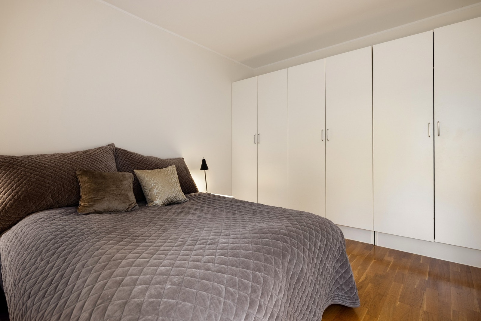 Leilighetens hovedsoverom måles til 12 kvm. Galleribilde