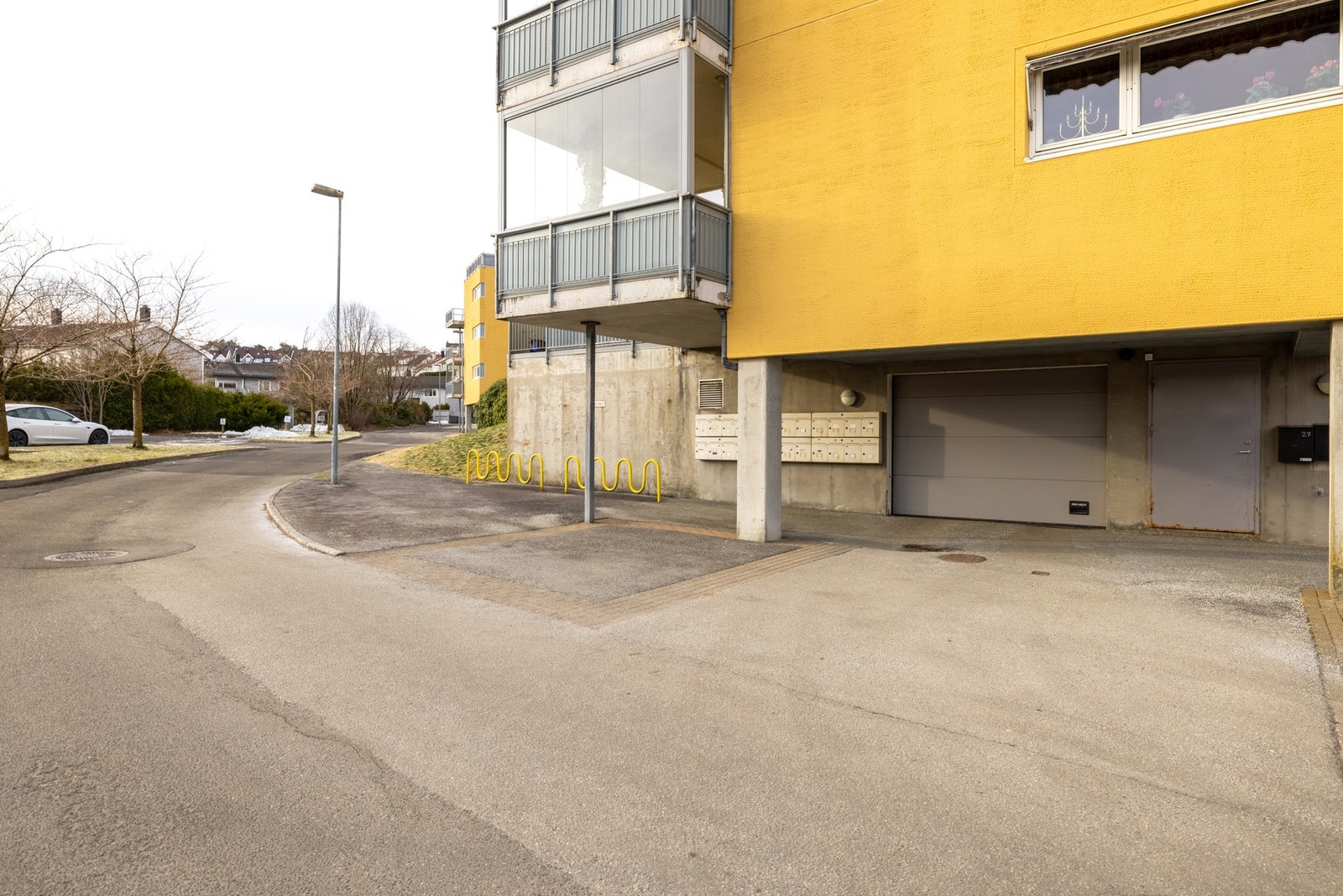 Det medfølger 1 stk. fast parkeringsplass i felles garasjeanlegg. Galleribilde