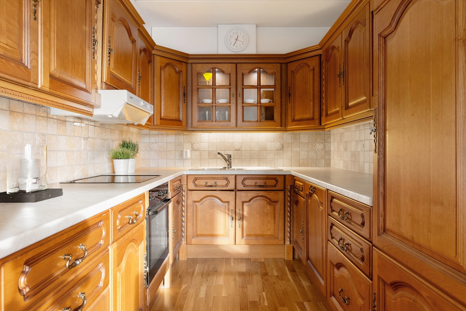 Her er det godt med oppbevaringsplass i skuffer og skap, og arbeidsplass på benkeplaten. Galleribilde