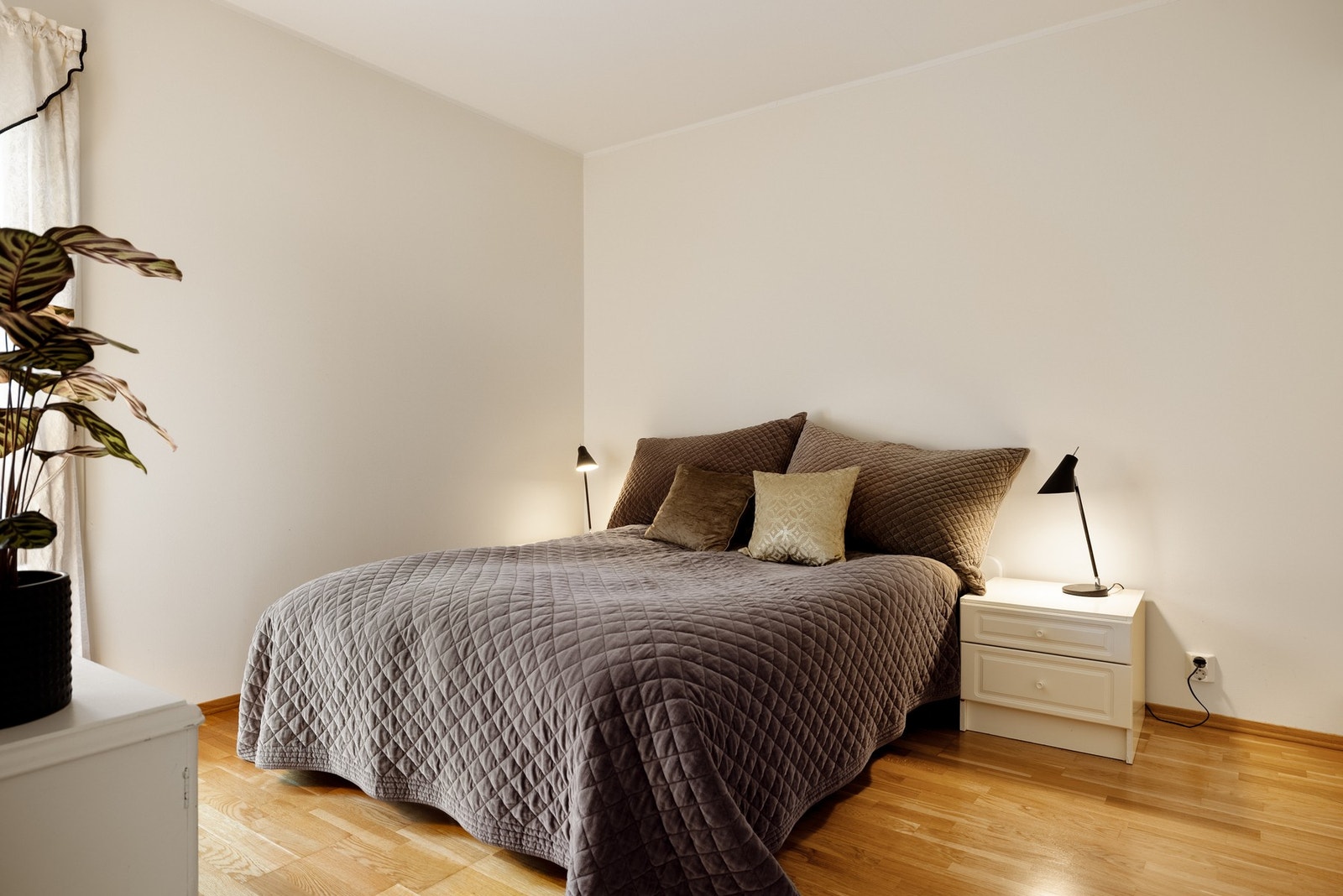 Her er det god plass til en stor dobbeltseng med nattbord på hver side Galleribilde