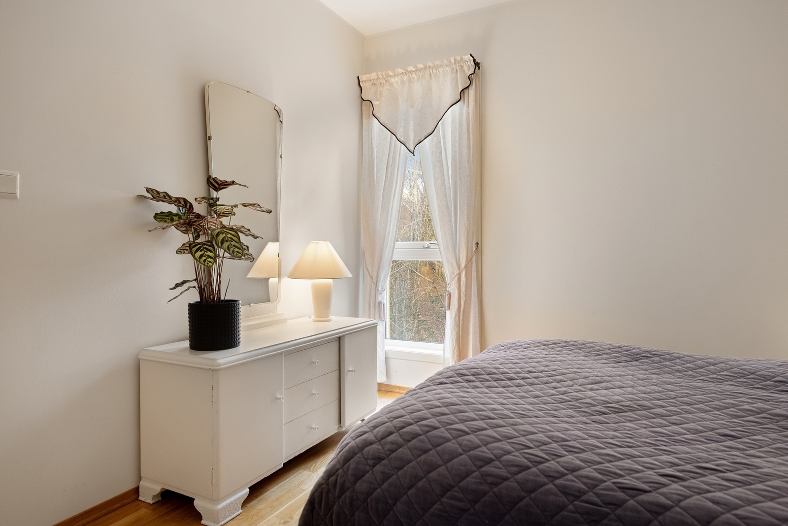 Det er også godt med oppbevaringsplass i en stor og praktisk garderobe. Galleribilde