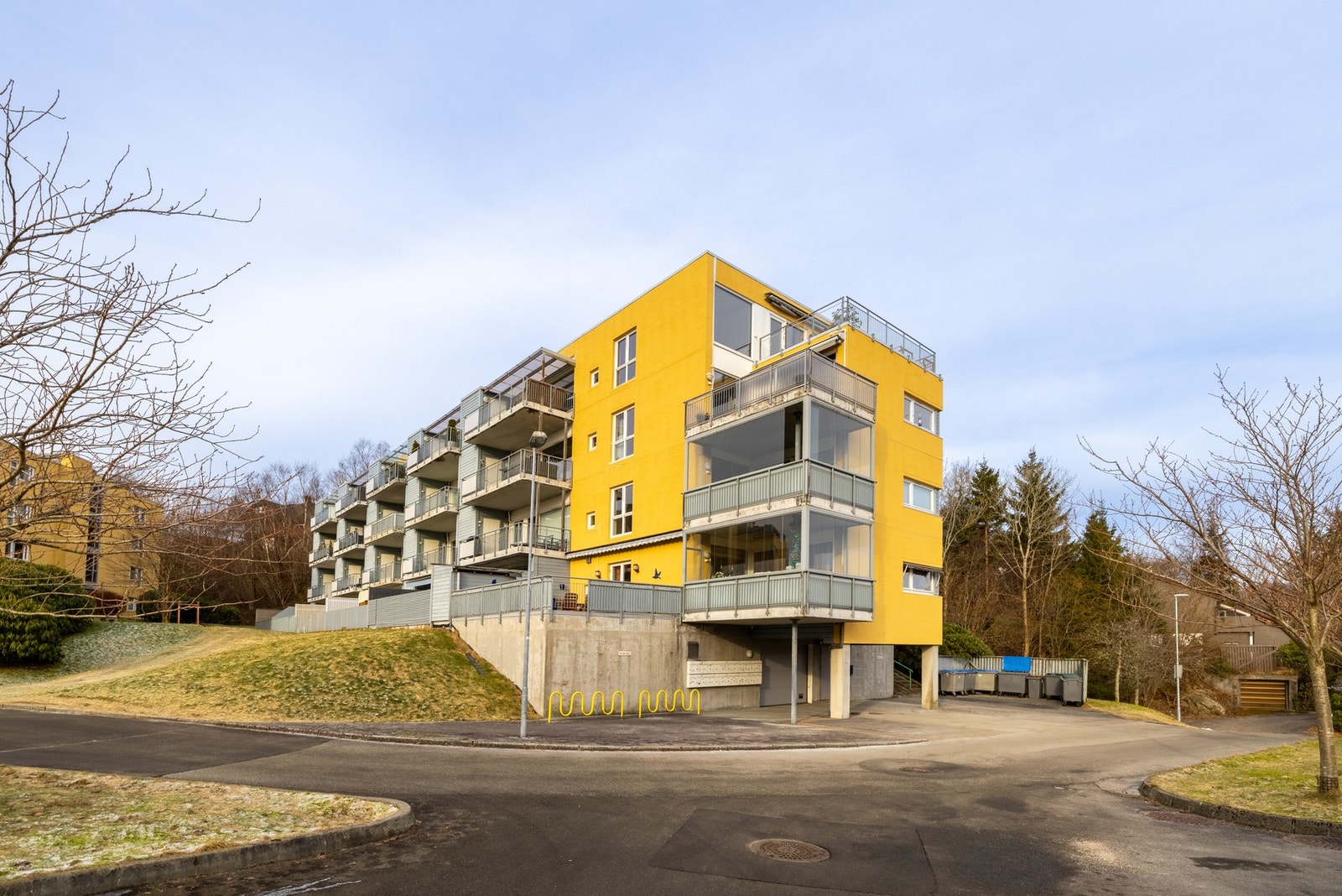 Leiligheten er fra 2003 og har en praktisk planløsning og godt med bodplass. Galleribilde