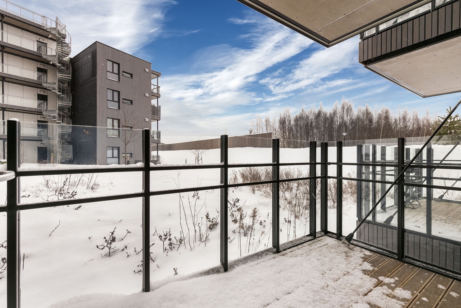 Utgang fra stuen til vestvendt balkong på 6 kvm. Galleribilde