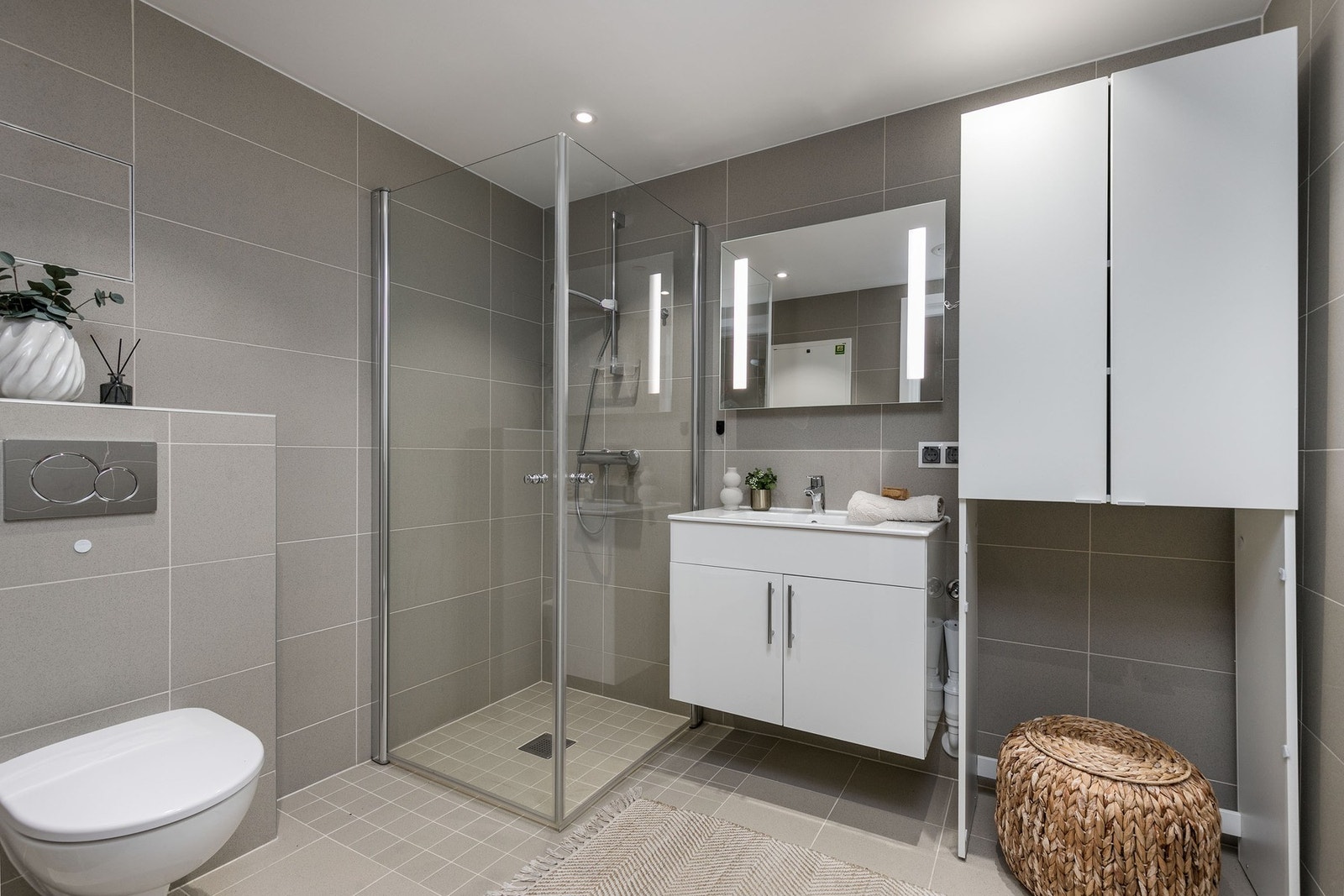 Smakfullt bad med flislagte overflater og varmekabler i gulv. Galleribilde