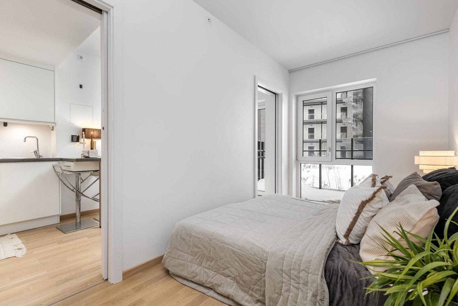 Pent soverom med god plass til dobbeltseng. Galleribilde