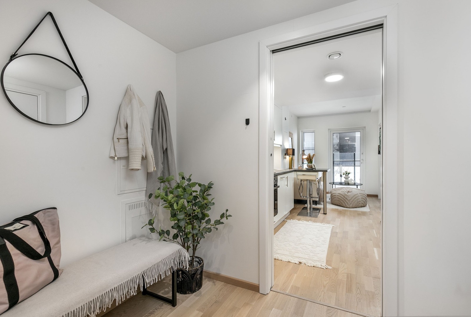 Trivelig entré med fin avsatt plass til skap/kommode. Galleribilde