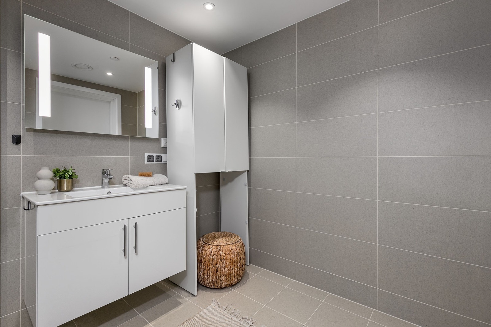 Smakfullt bad med flislagte overflater og varmekabler i gulv. Galleribilde