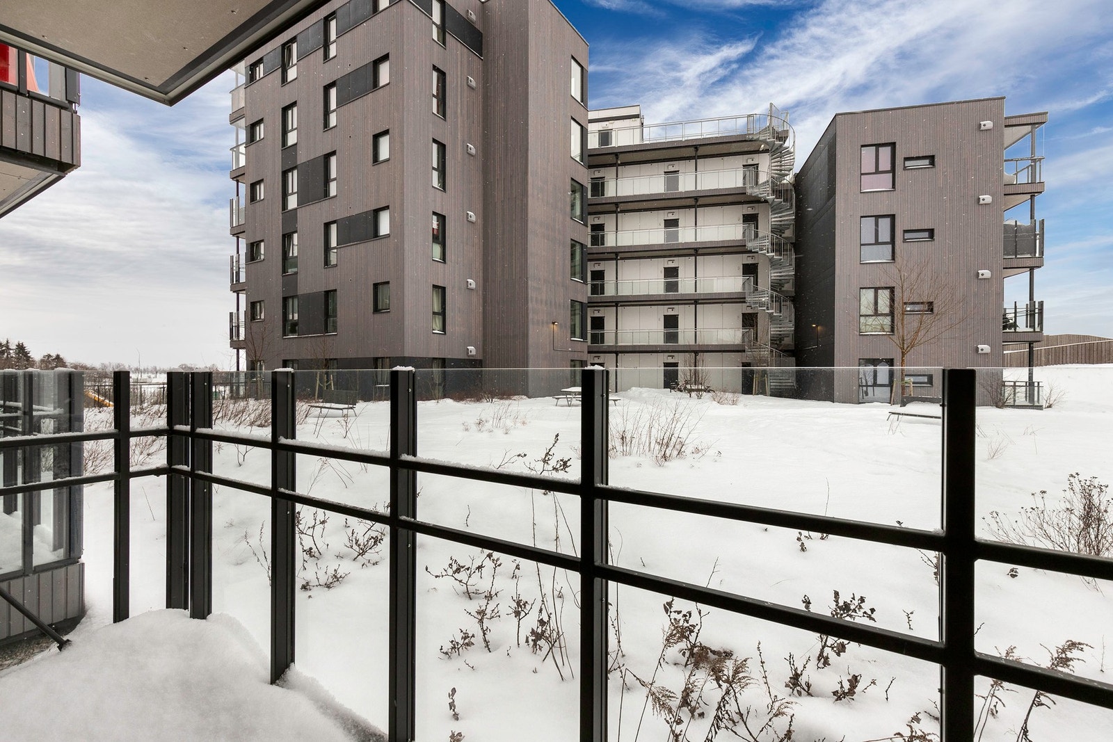 Utgang fra stuen til vestvendt balkong på 6 kvm. Galleribilde