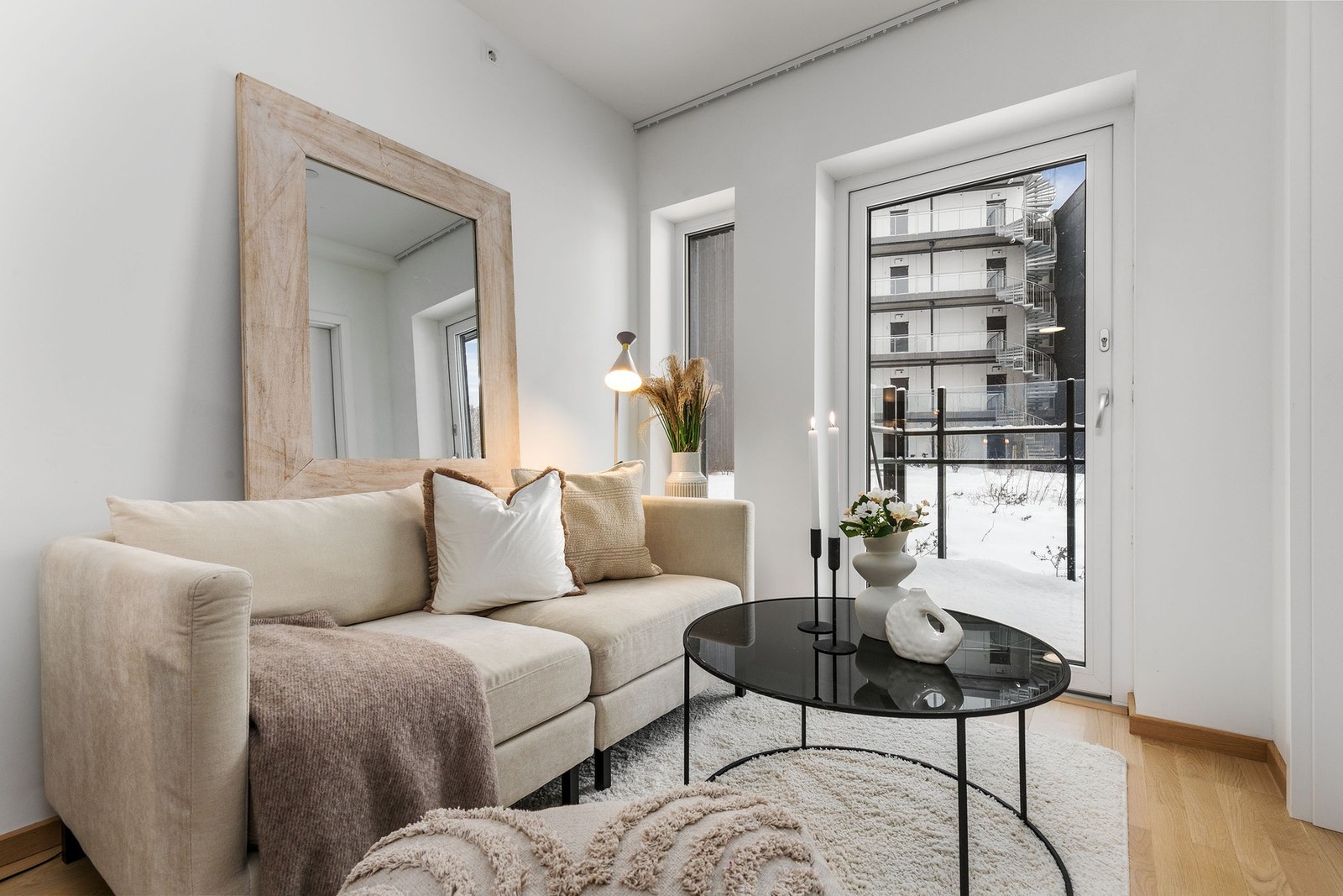 Stuen og de øvrige oppholdsrom har 1-stavs hvitpigmentert eikeparkett på gulv. Galleribilde