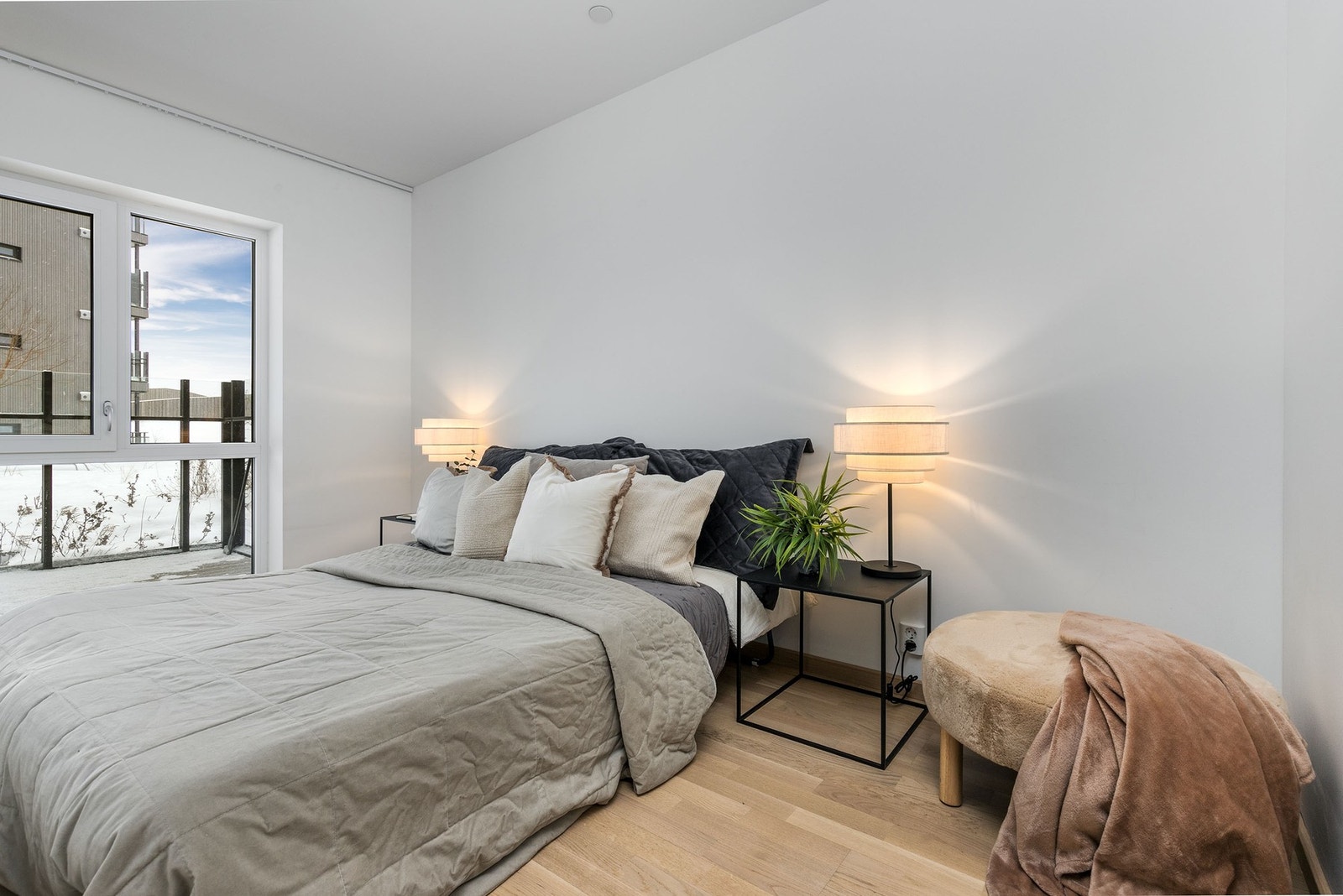 Pent soverom med god plass til dobbeltseng. Galleribilde