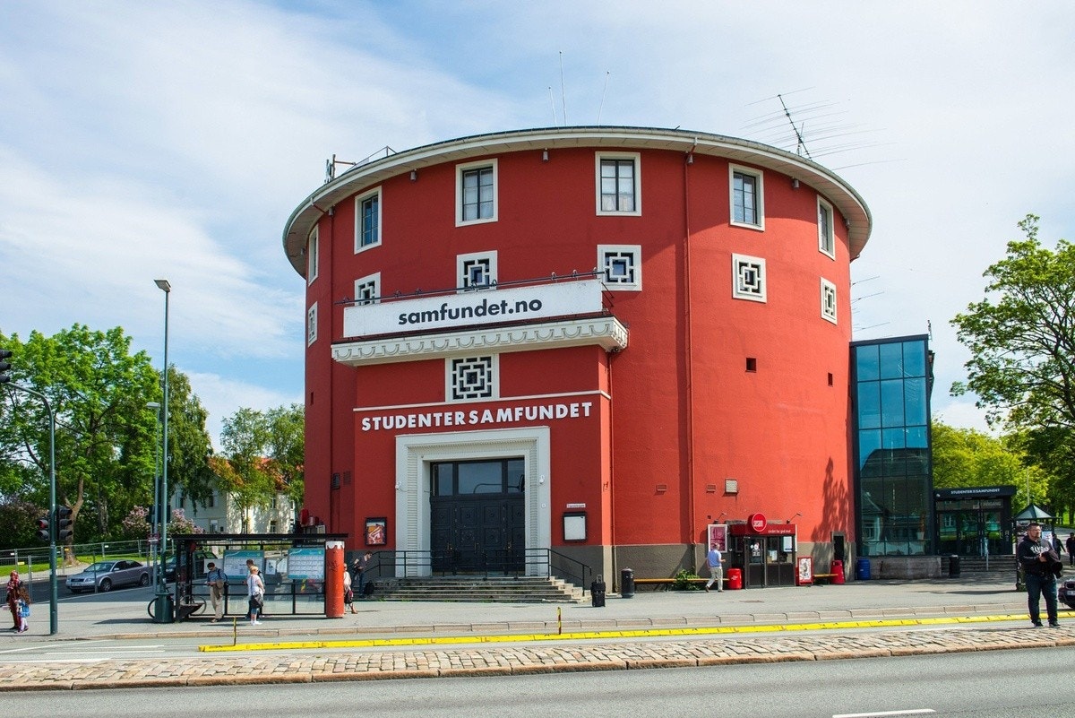 Studentersamfundet er arena for flere konserter og festivaler gjennom året, og er et svært populært tilholdssted for studenter. Galleribilde