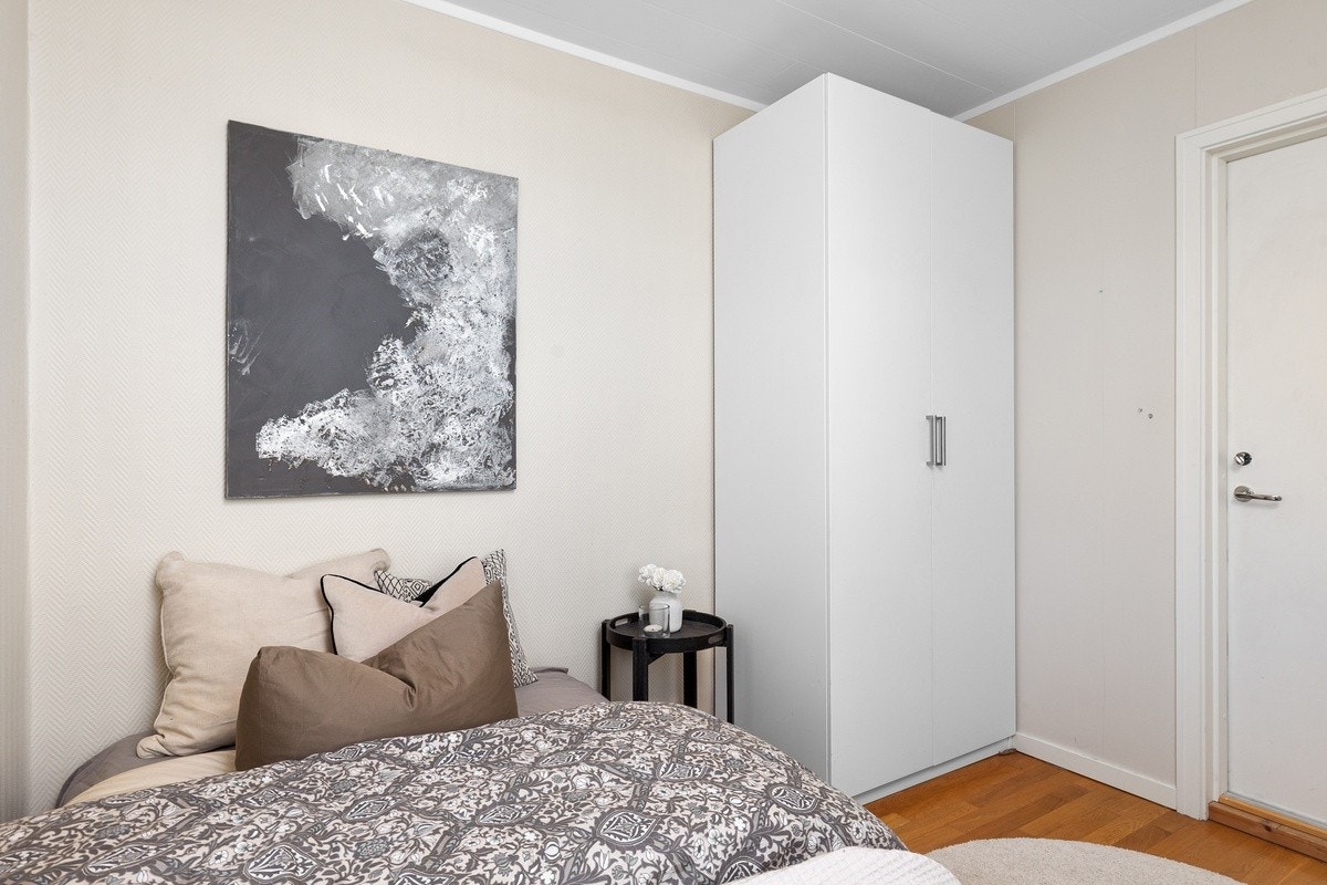 Sov Venus - Rommene er av god størrelse med plass til det man trenger. Rommene er møblert med seng og garderobeskap. Galleribilde