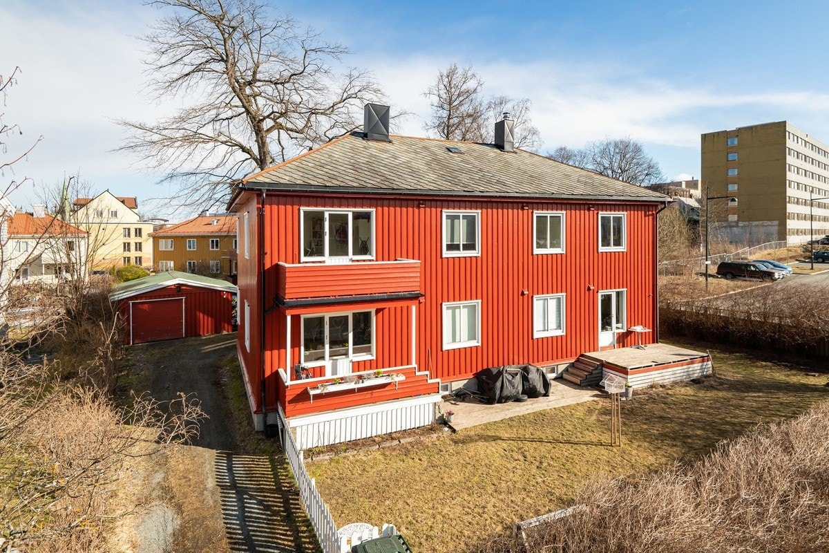 Fellestomt er opparbeidet med flotte plenarealer både foran og bak, er felles, og kan benyttes av alle beboere. Galleribilde