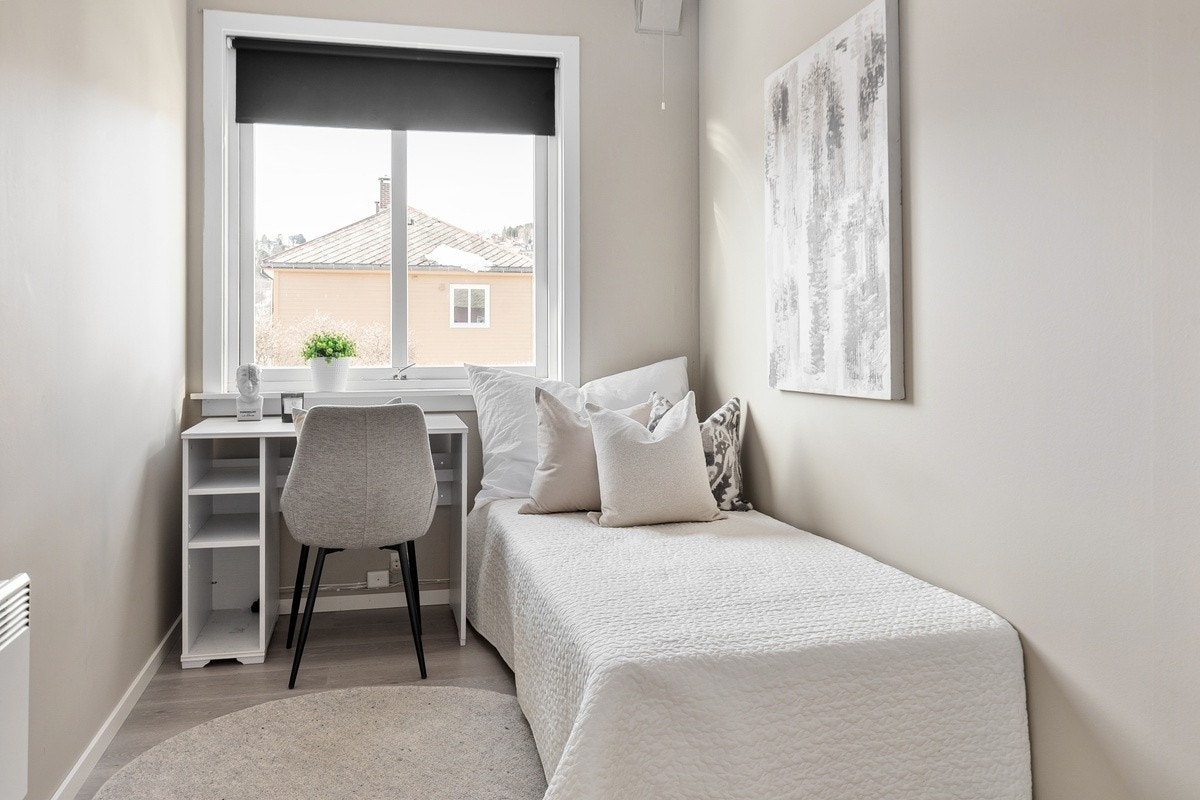 Sov Jupiter - Rommene er av god størrelse med plass til det man trenger. Rommene er møblert med seng og garderobeskap. Galleribilde