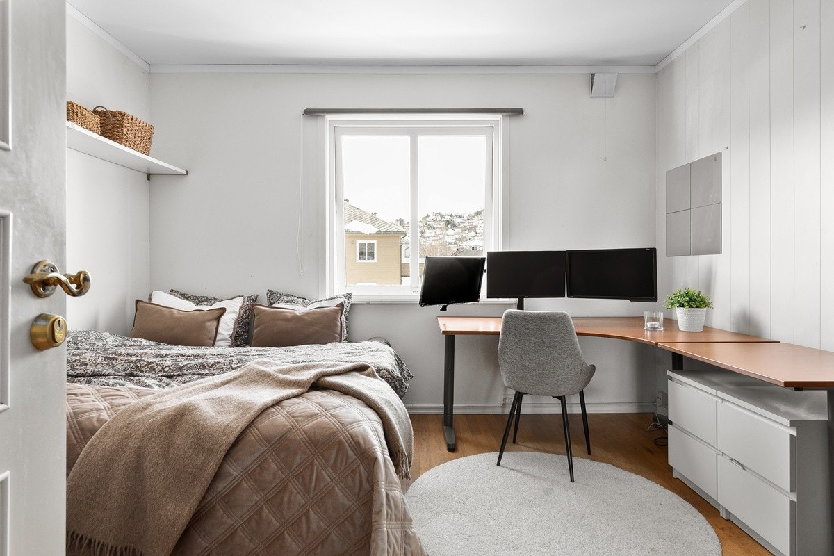 Sov Neptun - Rommene er av god størrelse med plass til det man trenger. Rommene er møblert med seng og garderobeskap. Galleribilde