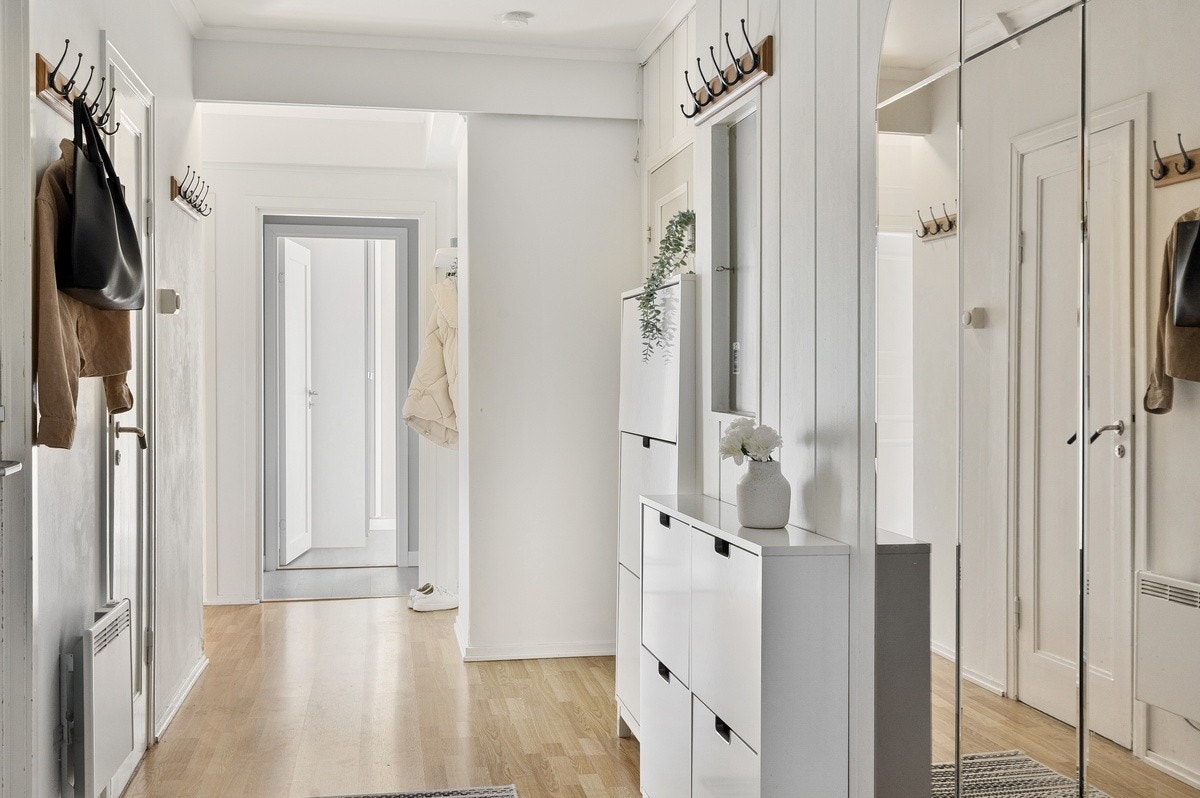 Lys og flott gang, med god plass til oppbevaring Galleribilde