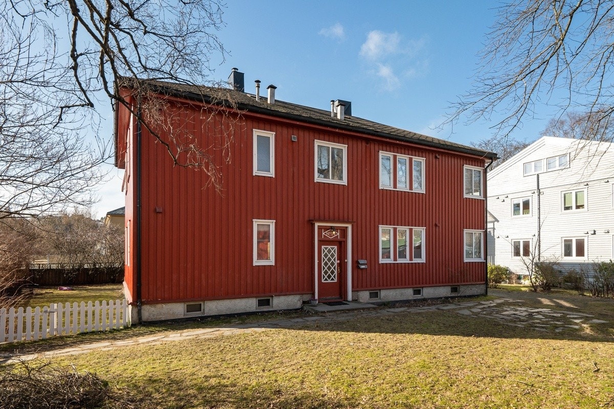 Leiligheten disponerer bod i kjeller og på loftet! Boligen er sentrumsnær, men skjermet og tilbaketrukket beliggenhet. Galleribilde