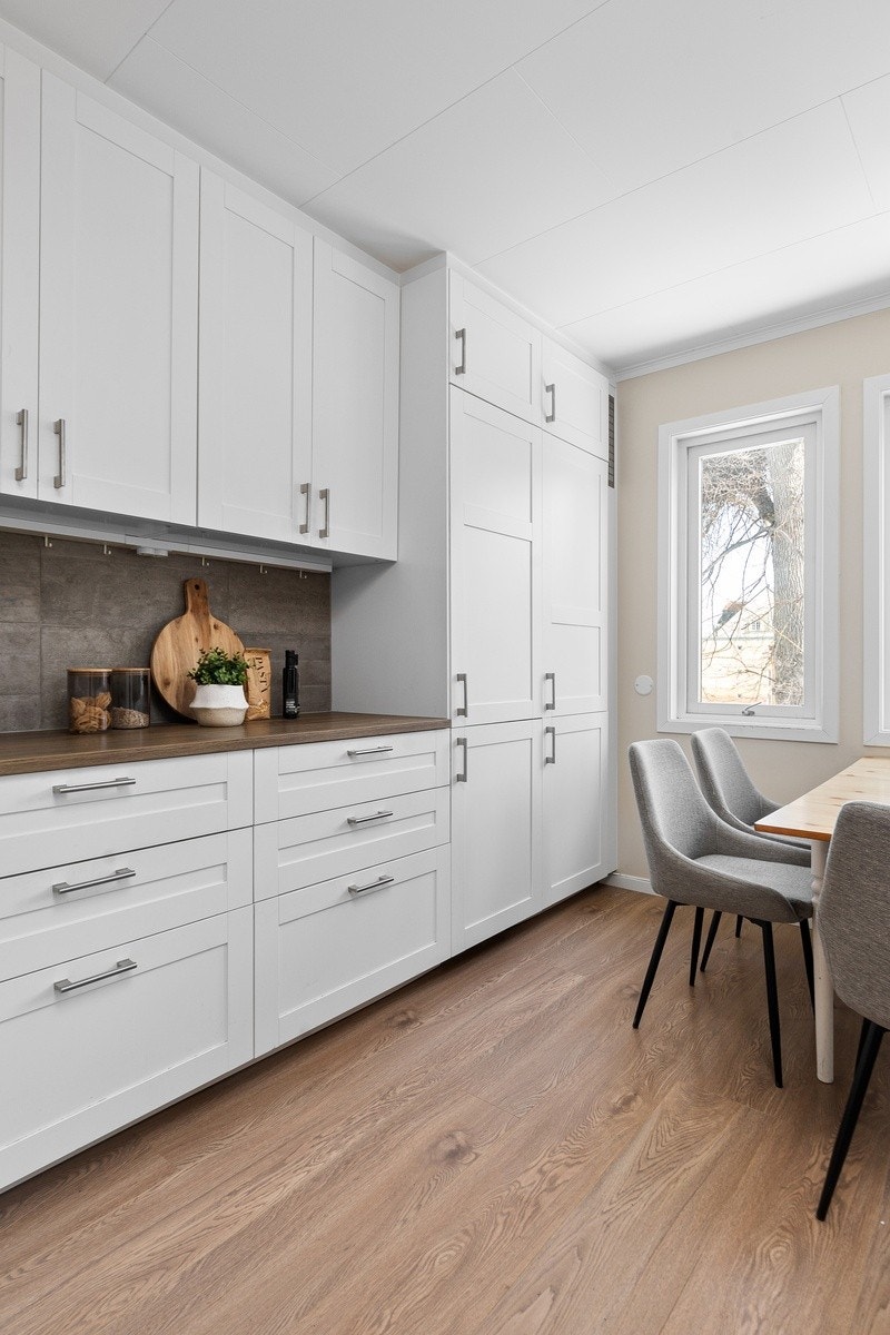 Romslig og lyst kjøkken med innredning fra 2015. Kjøkkenet har 2 stk kjøleskap, og forøvrig mye oppbevaringsplass. Galleribilde