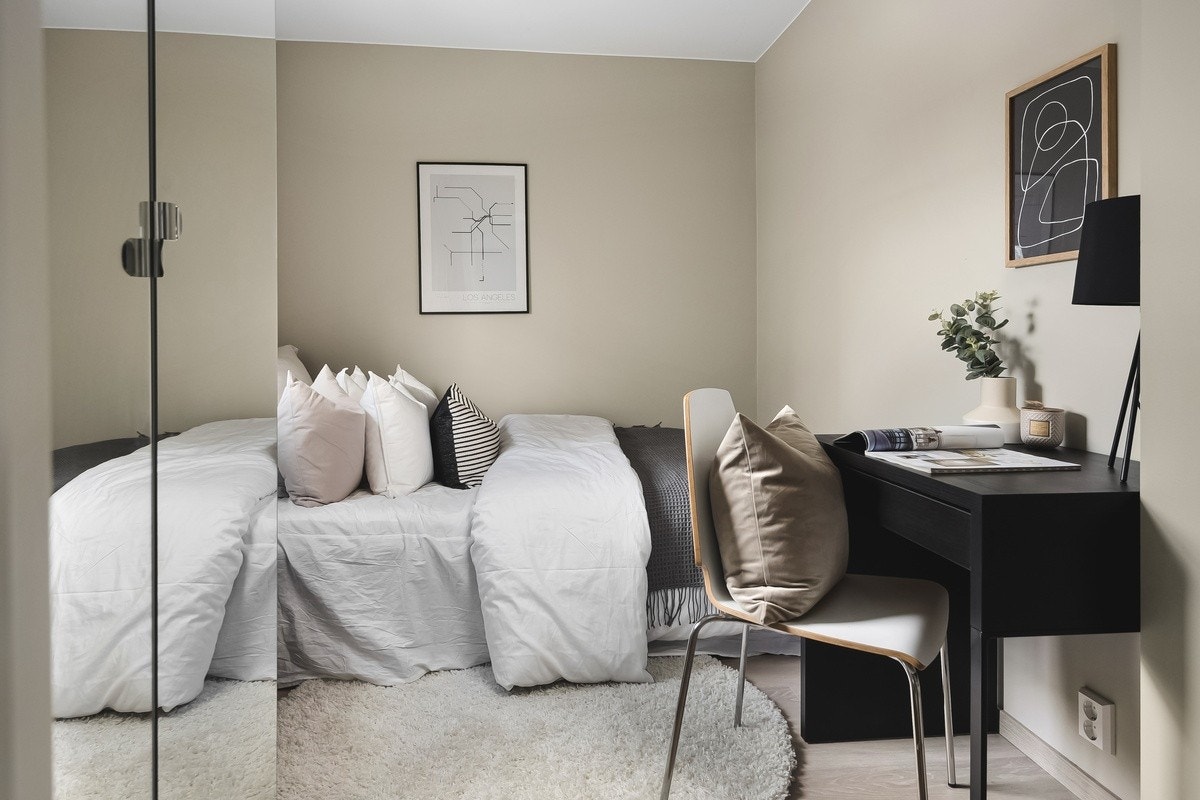 Sov Saturn - Rommene er av god størrelse med plass til det man trenger. Rommene er møblert med seng og garderobeskap. Galleribilde