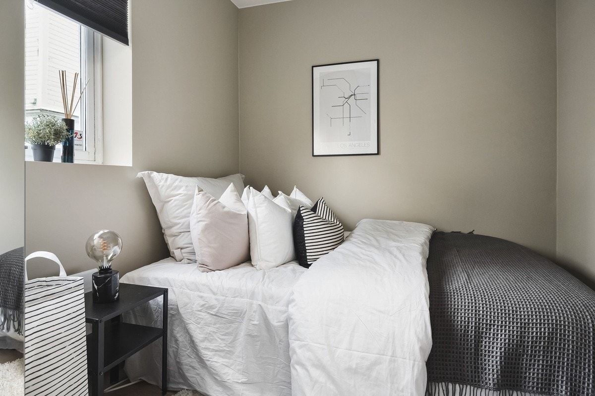 Sov Saturn - Rommene er av god størrelse med plass til det man trenger. Rommene er møblert med seng og garderobeskap. Galleribilde