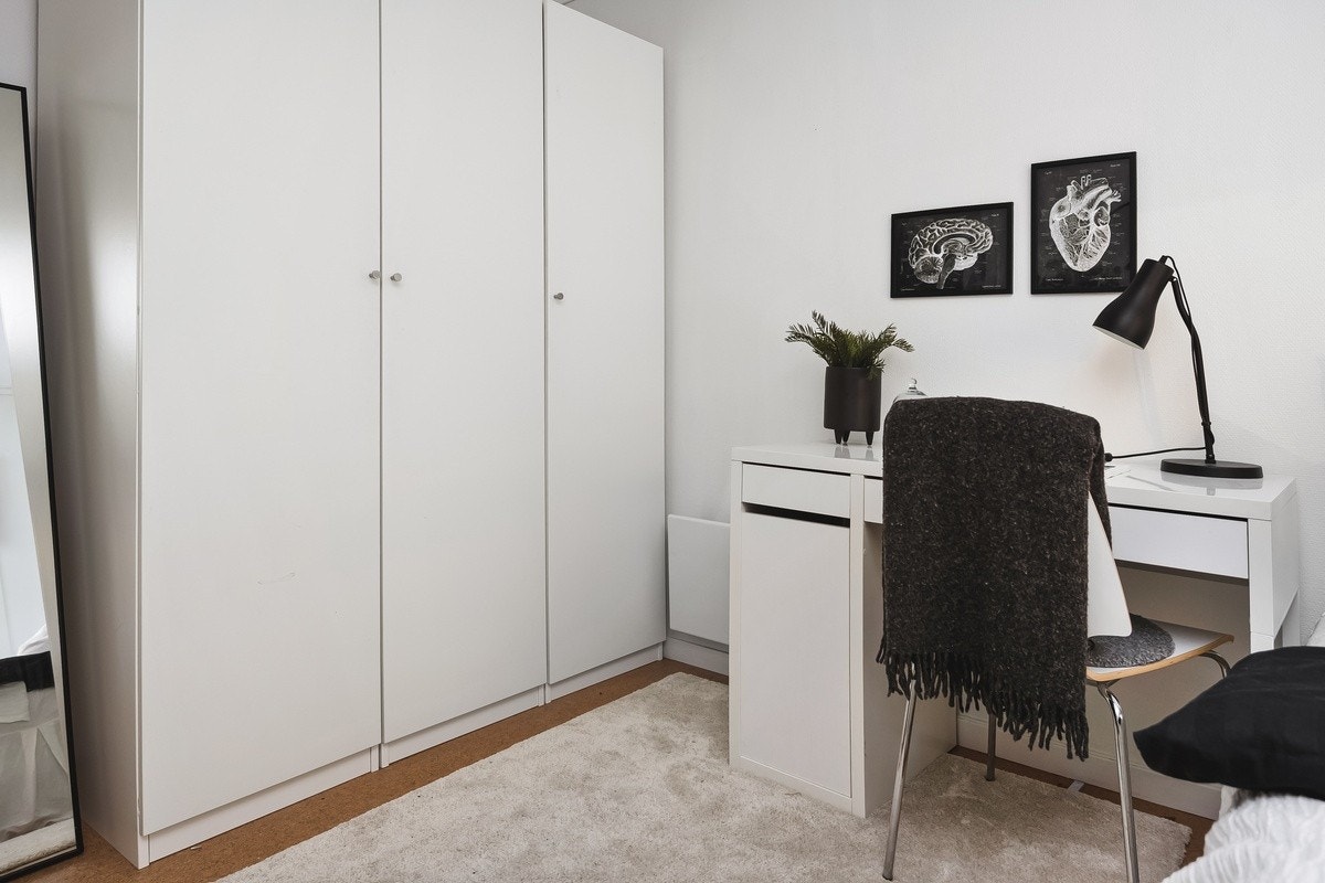 Sov Neptun er det største rommet på over 10 kvm - Rommene er av god størrelse med plass til det man trenger. Rommene er møblert med seng og garderobeskap. Galleribilde