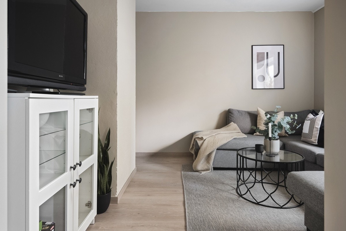 Nyoppusset kjøkken/ stue. Møblert med sofa og sofabord Galleribilde