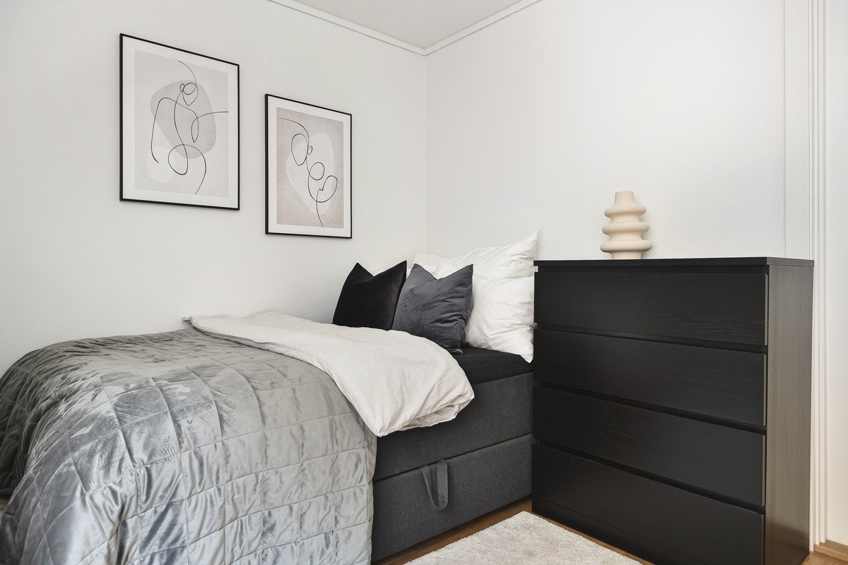 Sov Mars - Rommene er av god størrelse med plass til det man trenger. Rommene er møblert med seng og garderobeskap. Galleribilde