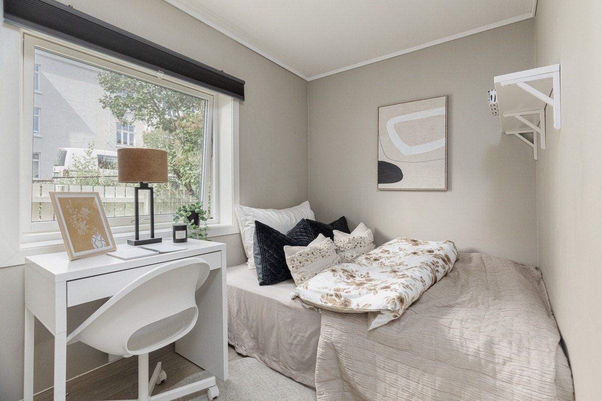 Sov Jupiter - Rommene er av god størrelse med plass til det man trenger. Rommene er møblert med seng og garderobeskap. Galleribilde