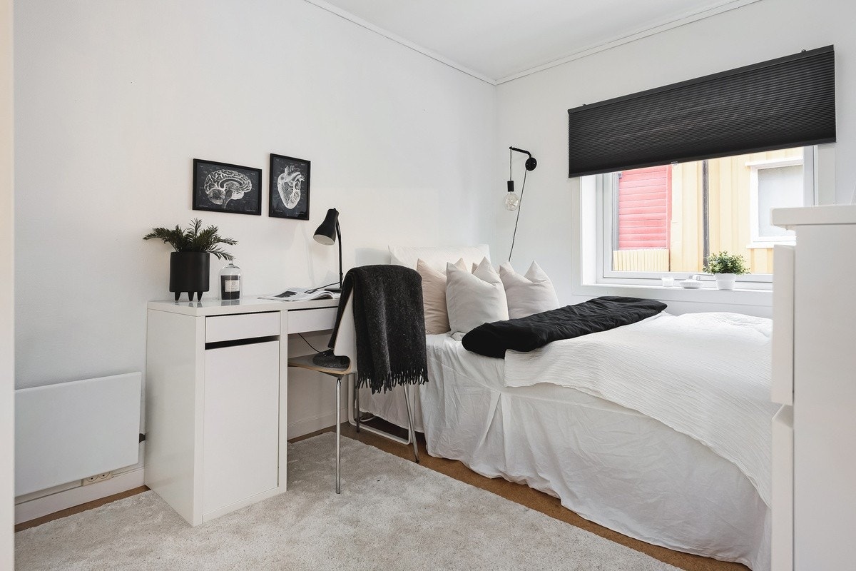 Sov Neptun er det største rommet på over 10 kvm - Rommene er av god størrelse med plass til det man trenger. Rommene er møblert med seng og garderobeskap. Galleribilde