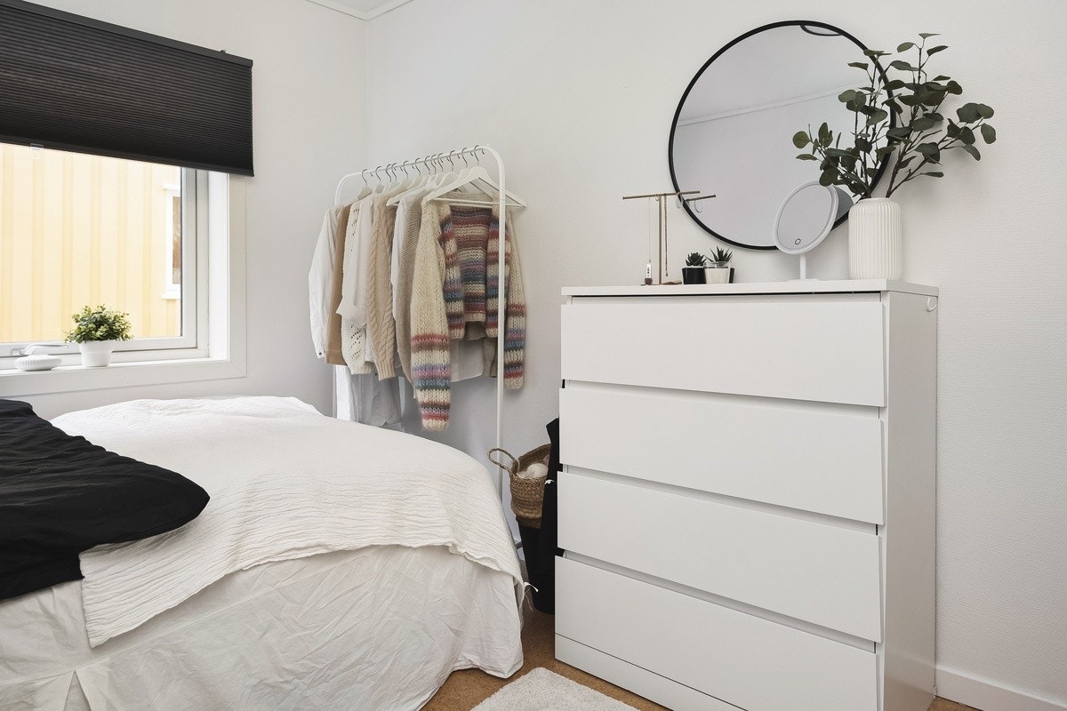 Sov Neptun er det største rommet på over 10 kvm - Rommene er av god størrelse med plass til det man trenger. Rommene er møblert med seng og garderobeskap. Galleribilde