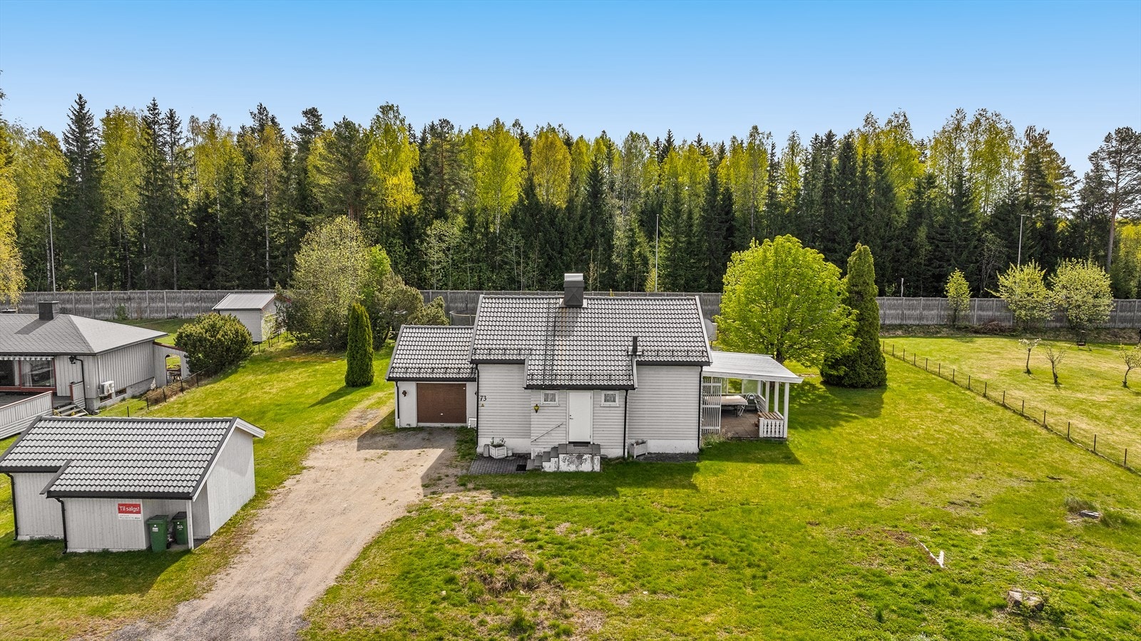 Boligen har fine uteplasser og rikelig med boltreplass for både to- og firbente. Galleribilde