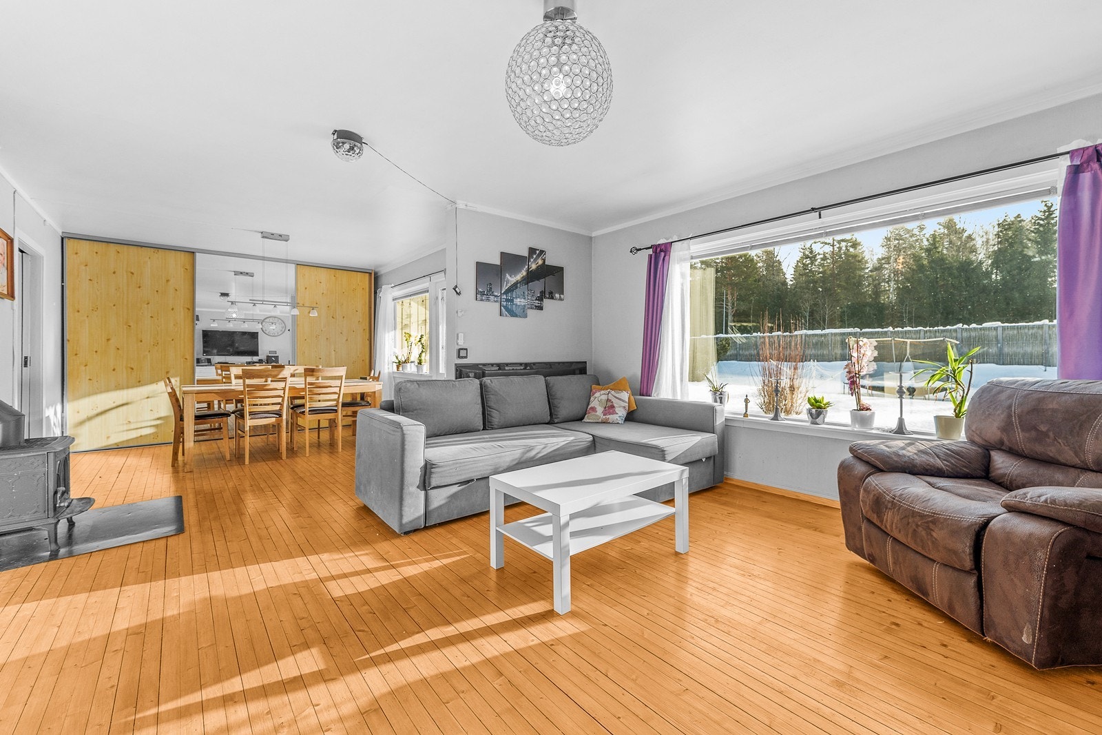 Stue/ spisestue har en vedovn for oppvarming, samt varmepumpe. Galleribilde