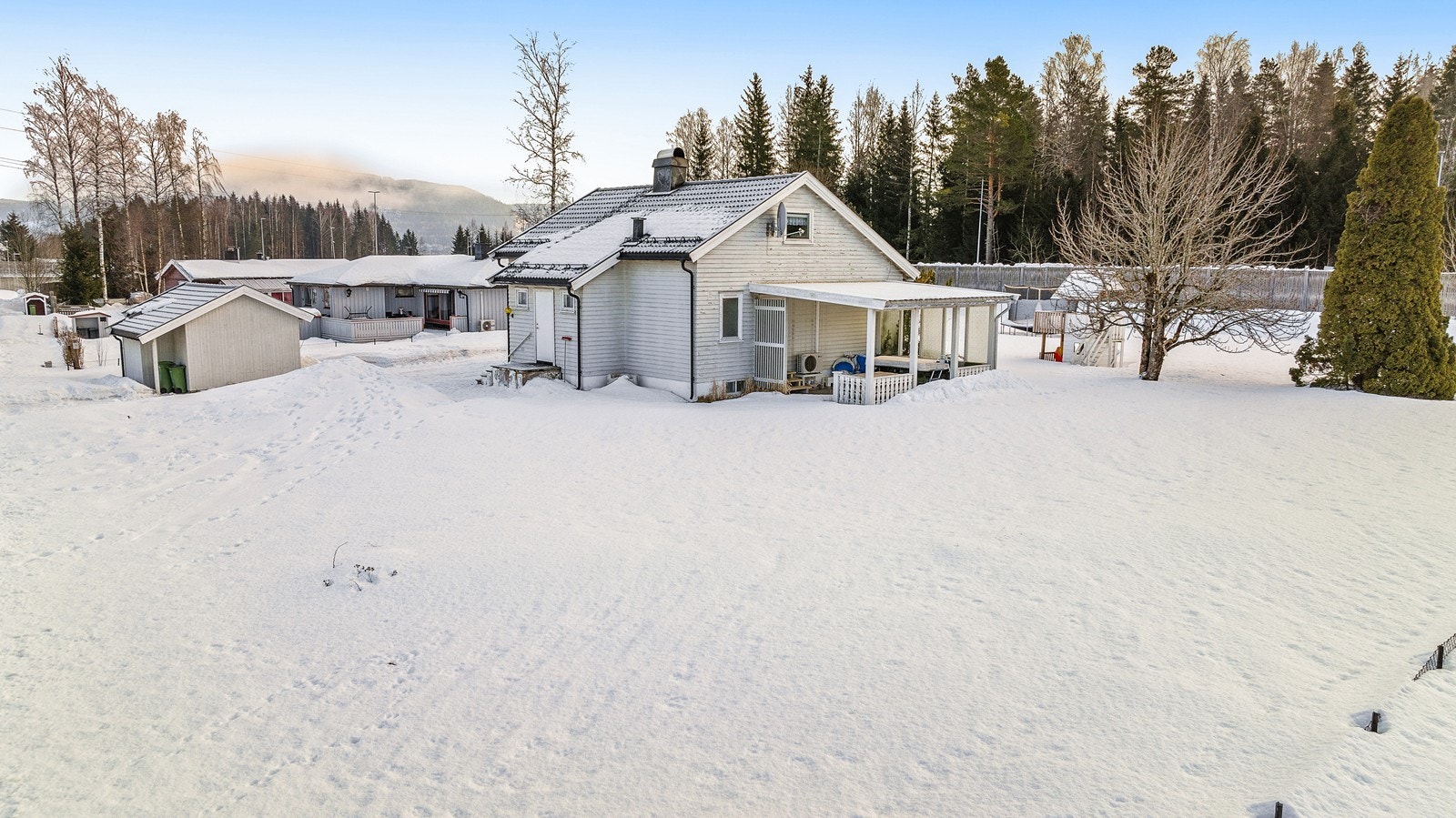 Boligen har fine uteplasser og rikelig med boltreplass for både to- og firbente. Galleribilde