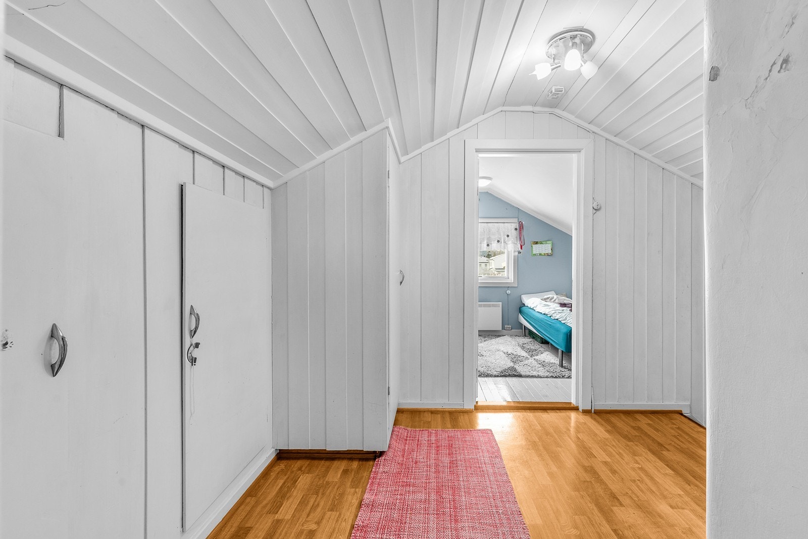 Loftsetasjen er innredet med gang og to soverom. Det er oppbevaring i knevegg. Innredning av loft er ikke søkt godkjent i kommunen. Galleribilde