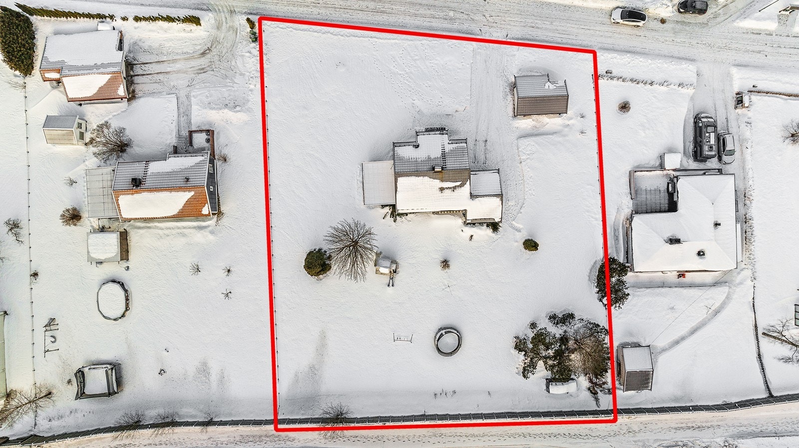 Stor, flat eiendom. Inntegnet tomtegrense er omtrentlig og noe avvik må påregnes. Galleribilde