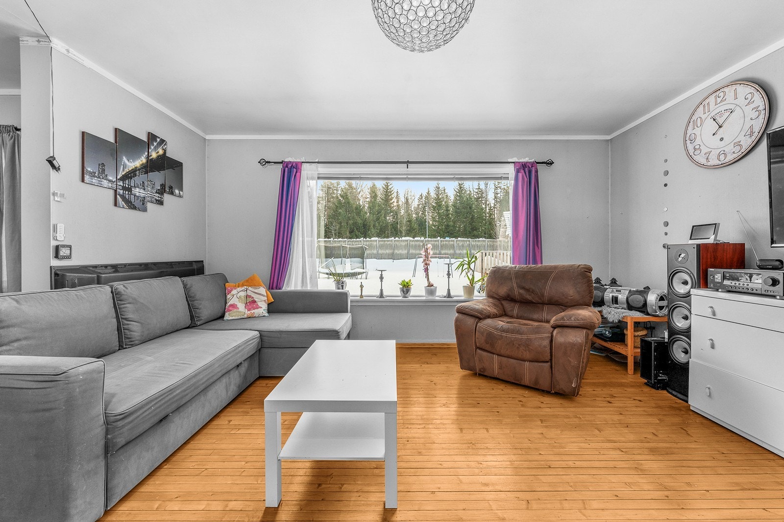 God plass til sofa og tilhørende møblement. Galleribilde