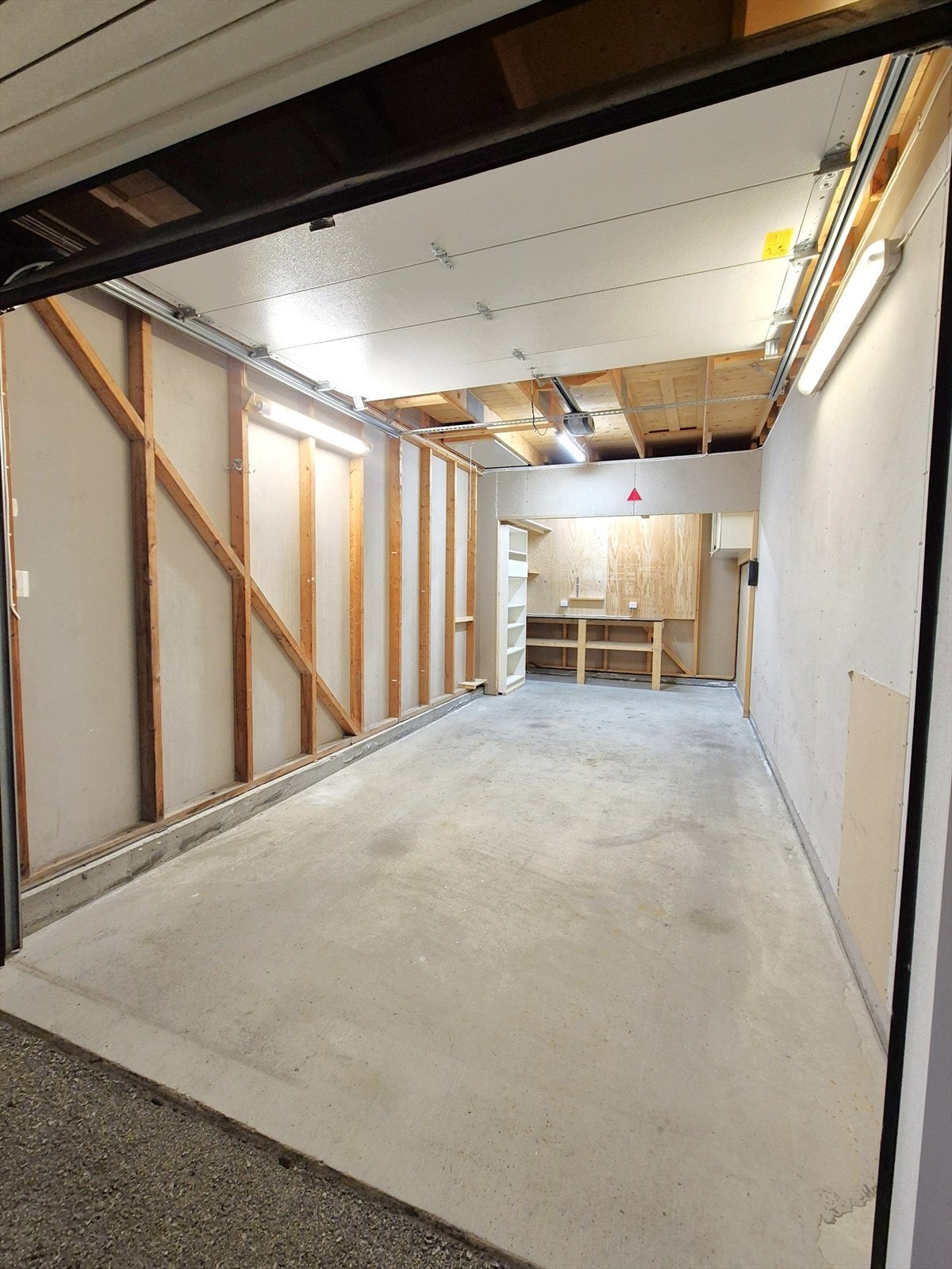 Romsleg garasje med arbeidsbenk og opplegg for elbilladar Galleribilde