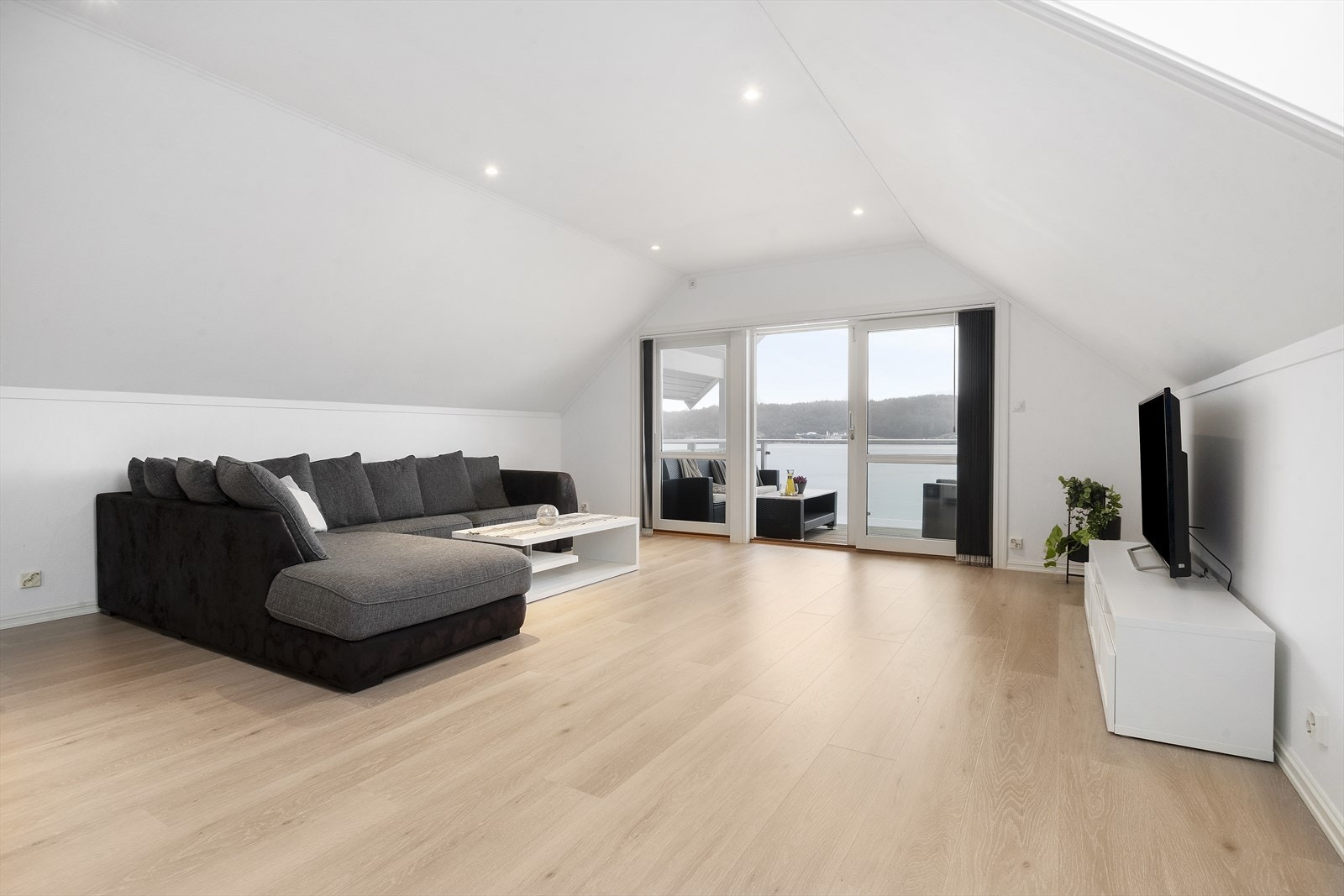 Velkommen inn! Romsleg stove med god plass til fleire sitjegrupper Galleribilde