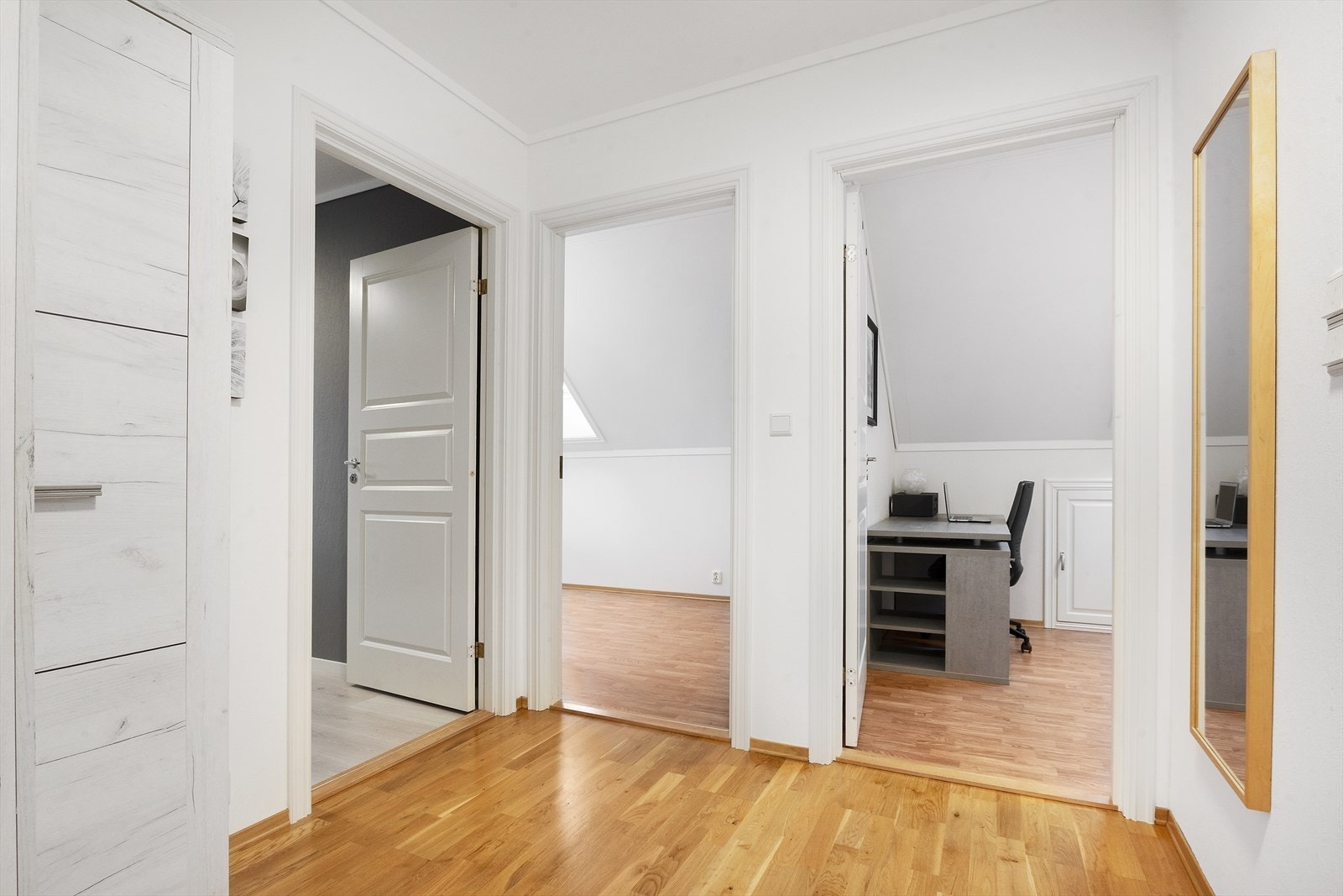 Frå hallen er det tilkomst til bad og 3 soverom. Alle rom har vassboren golvvarme inkludert i felleskostnad Galleribilde