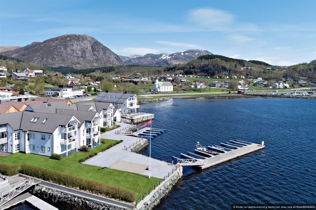 Leilegheita har tinglyst rett til båtplass i småbåthamna tilknytt eigedomen Galleribilde
