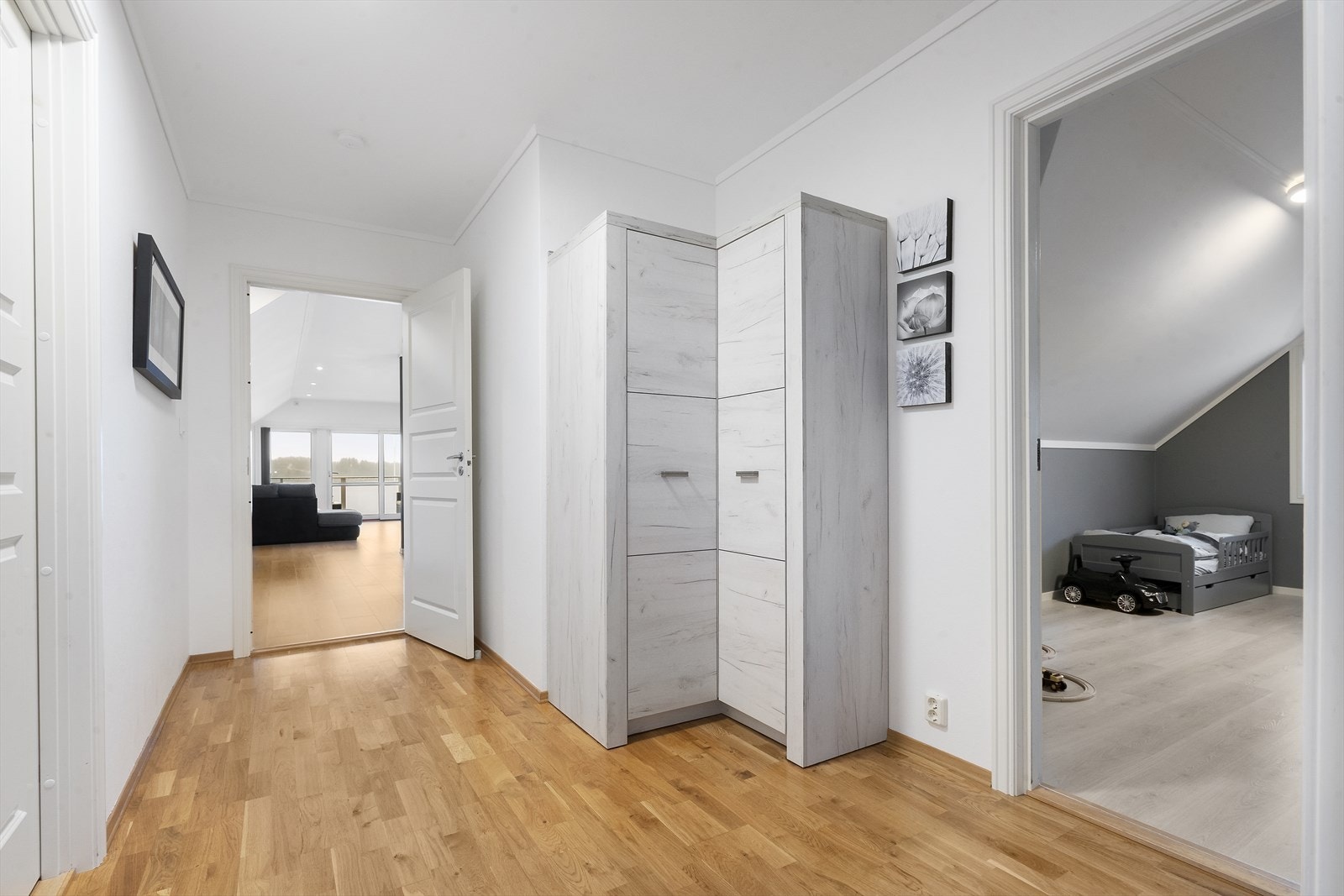 Hall med parkett på golv Galleribilde