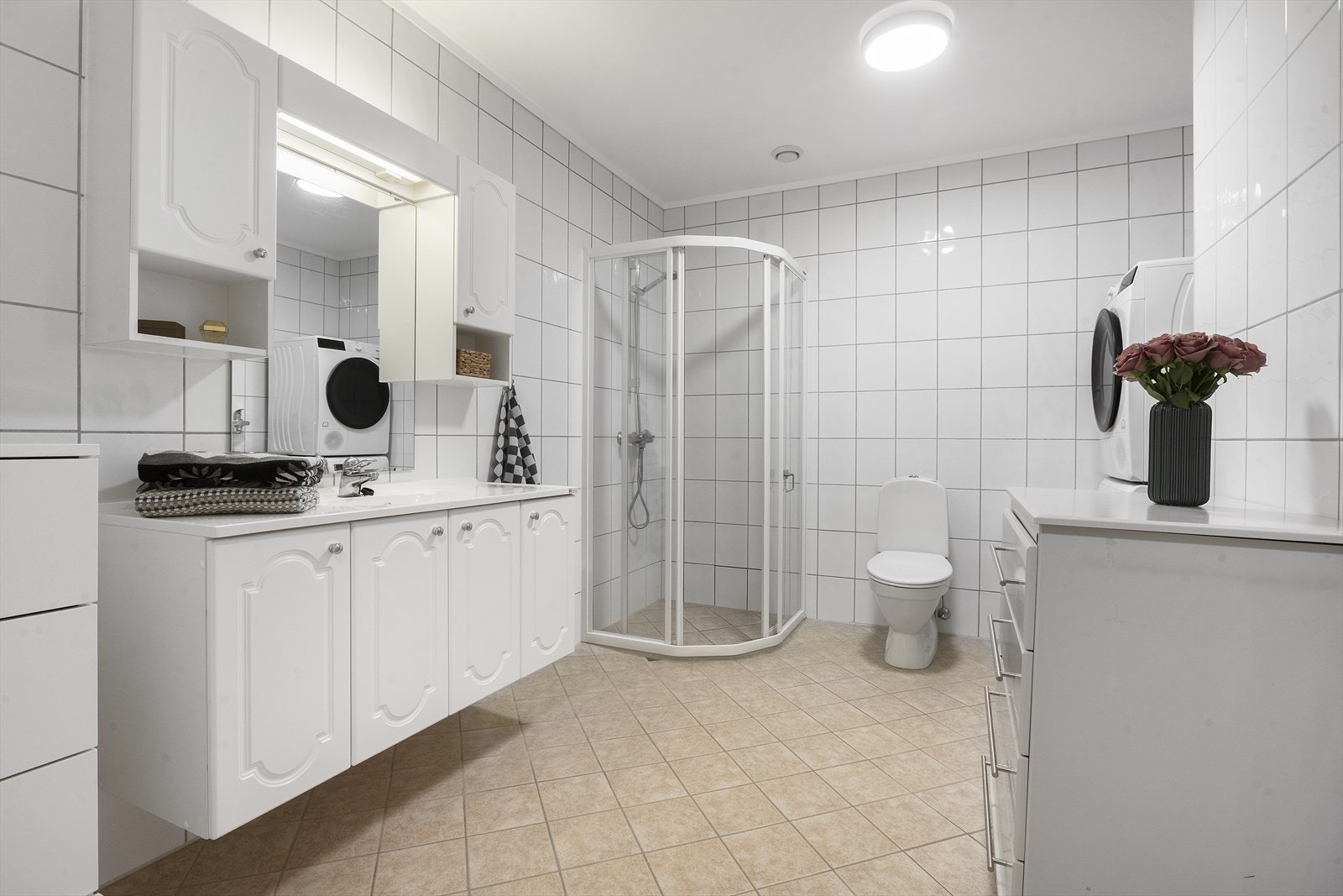 Badet har fliser på golv med vassboren golvvarme samt fliser på vegg Galleribilde