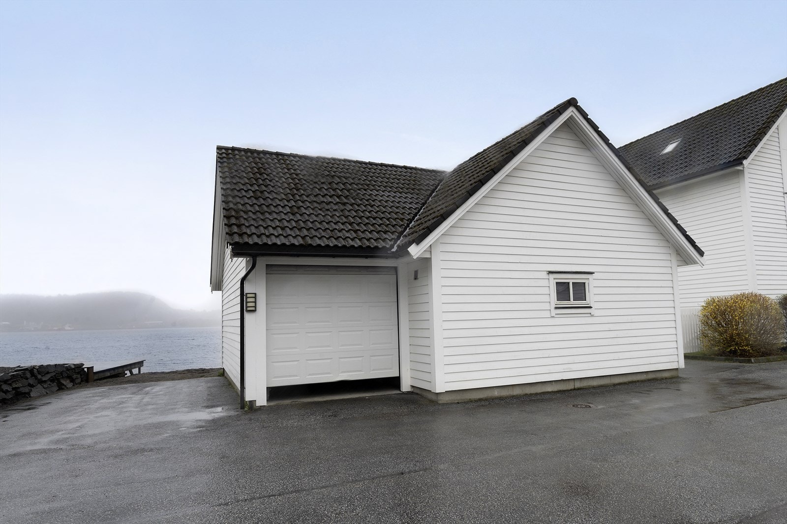 Sekjsonen diponerer fast plass i lukka garasje med lagringsloft Galleribilde