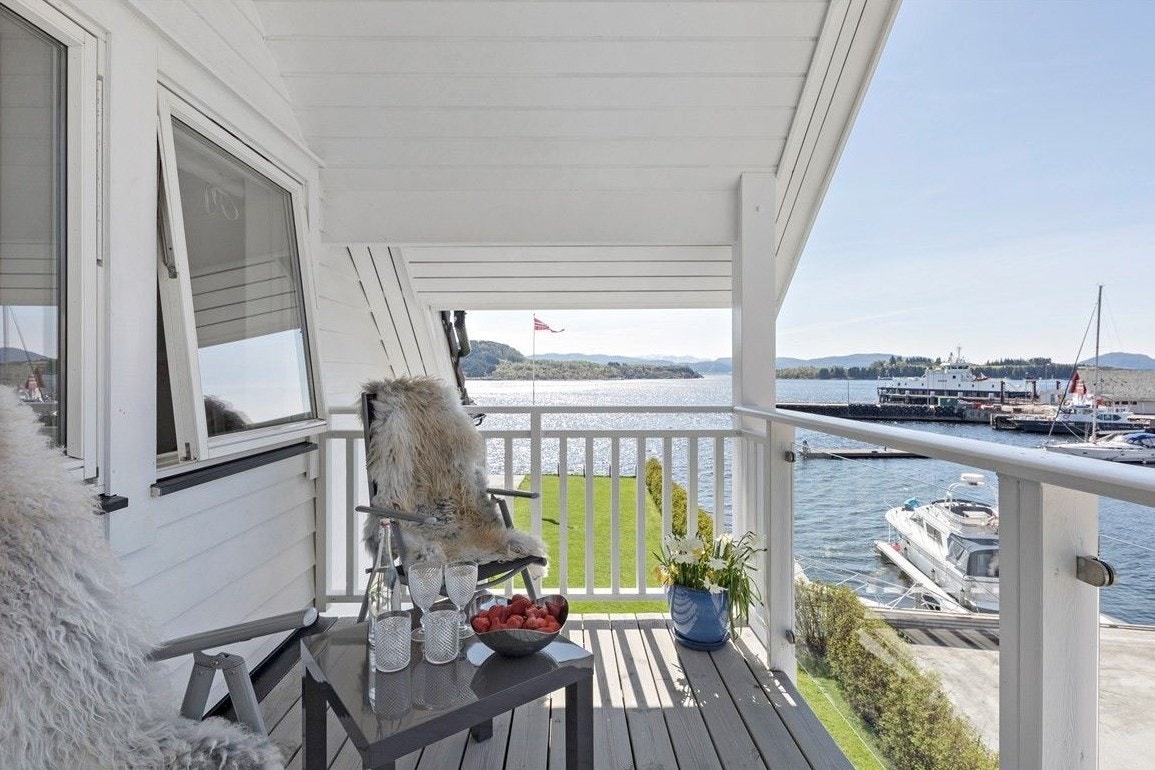 Vestvendt terrasse med tilkomst frå det eine soverommet Galleribilde