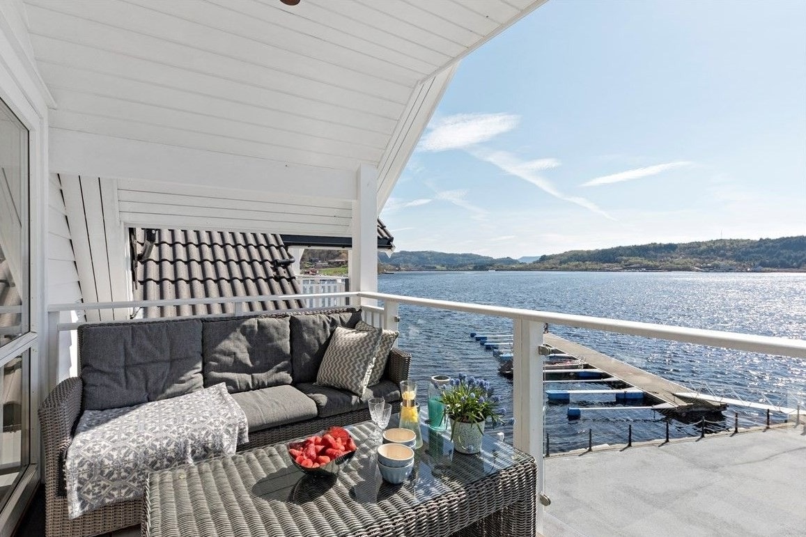 Overbygd terrasse med glasrekkverk. Tilkomst frå stova Galleribilde