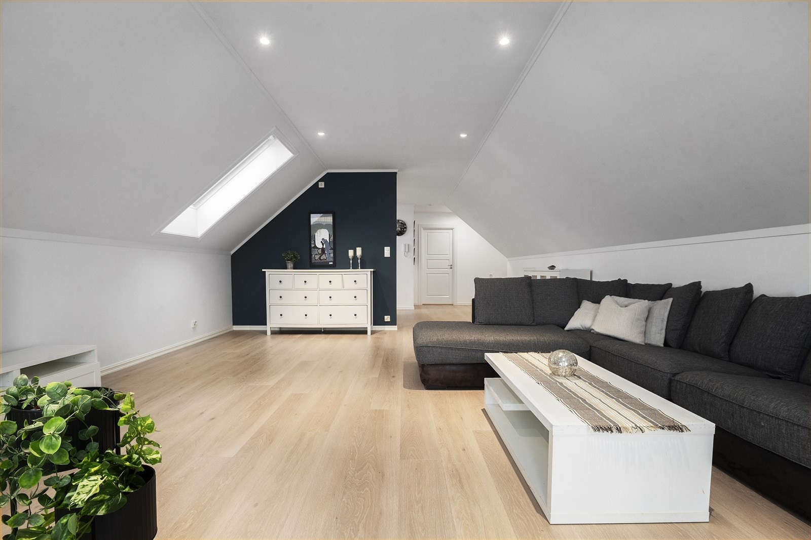 Leilegheita har praktisk romdeling med opphaldsrom på motsatt side av soverom Galleribilde