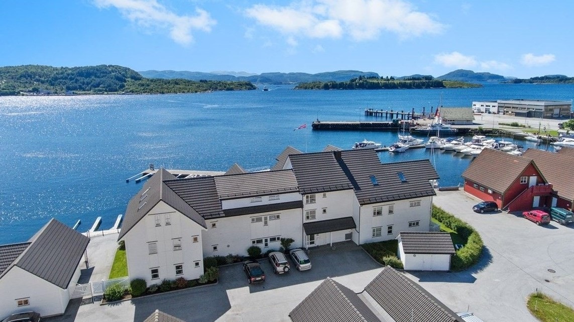 Nydeleg plassering ved fjorden Galleribilde