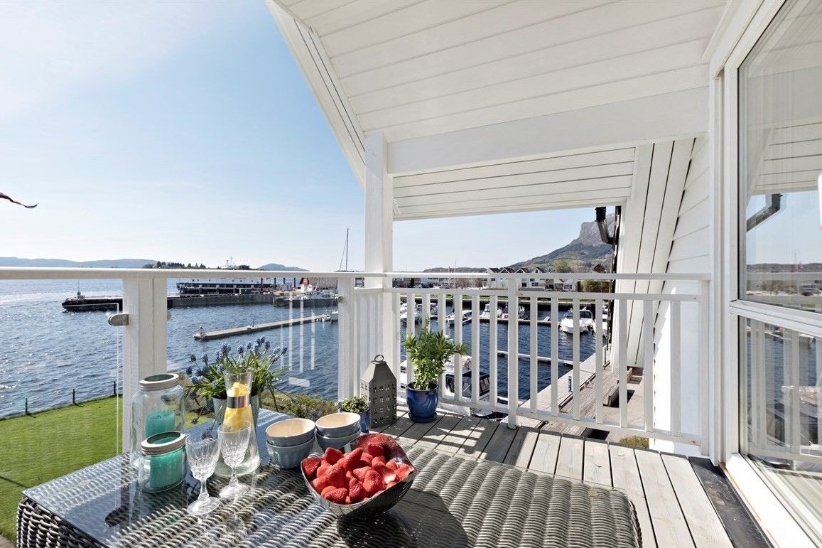 Leilegheita ligg i øvste etasje med flott utsikt og gode soltilhøve Galleribilde