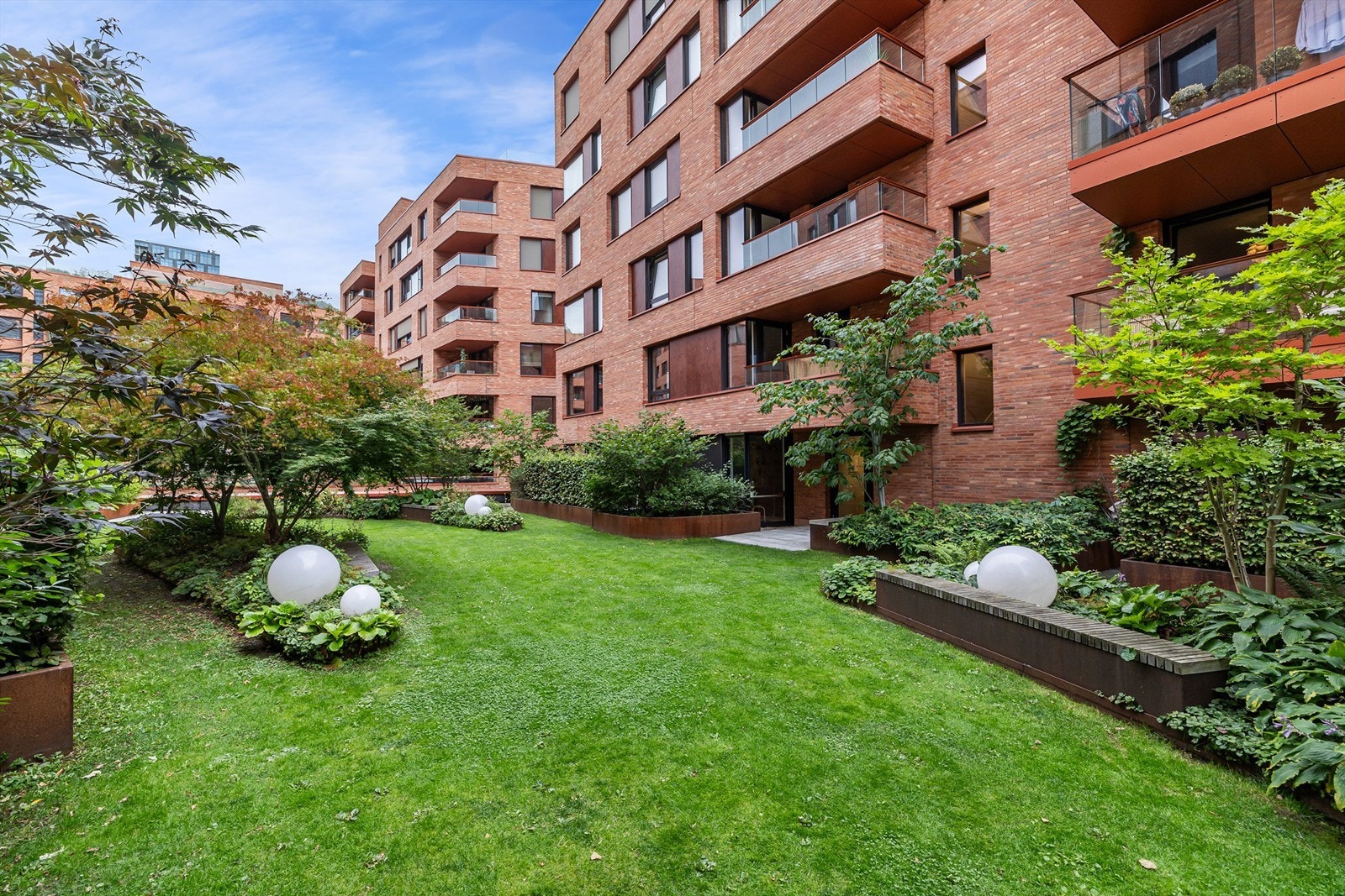 Munch Brygge har en flott indre gård, med sitteplasser og fine grøntområder. Galleribilde