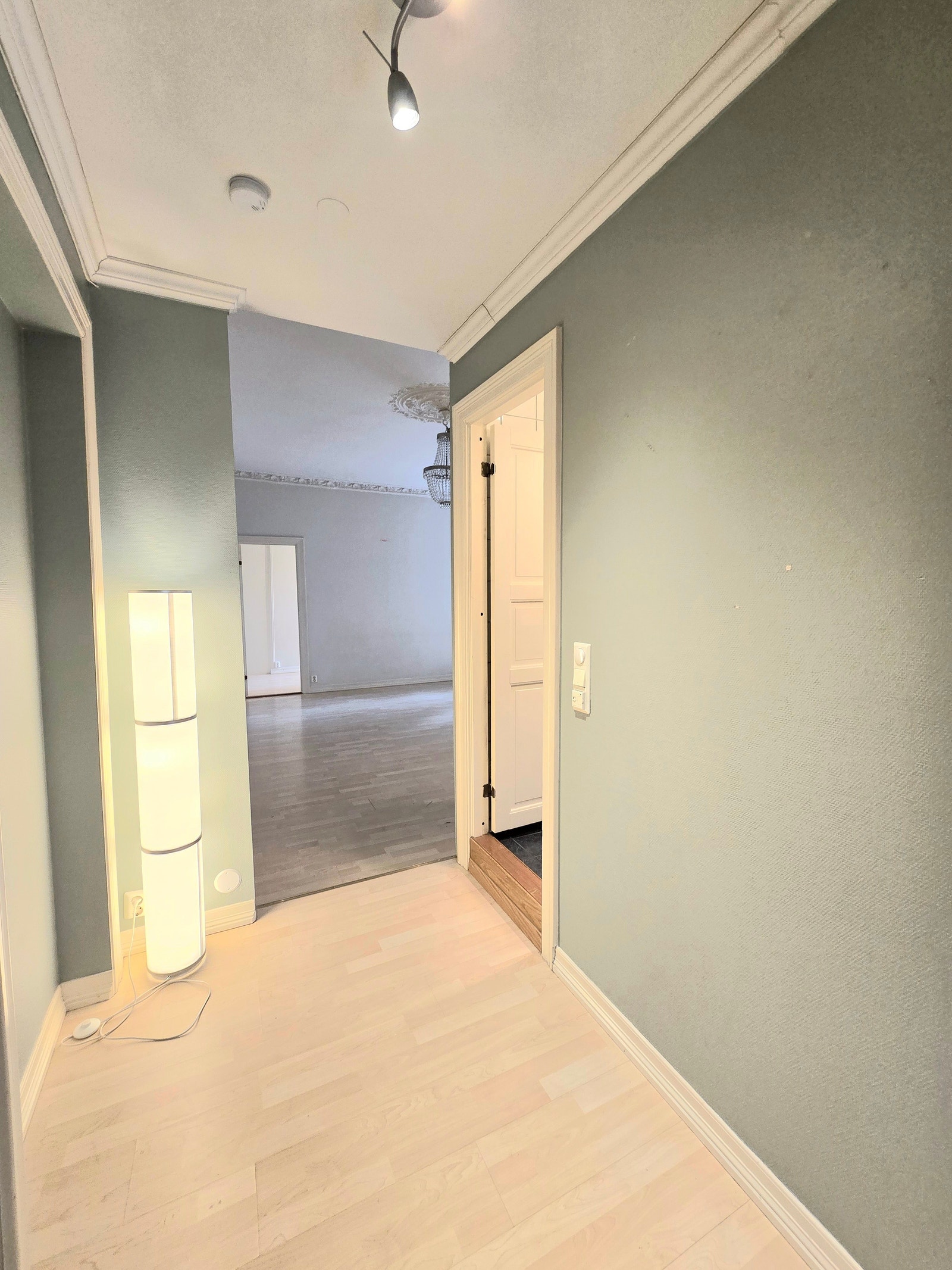 God plass i entre Galleribilde